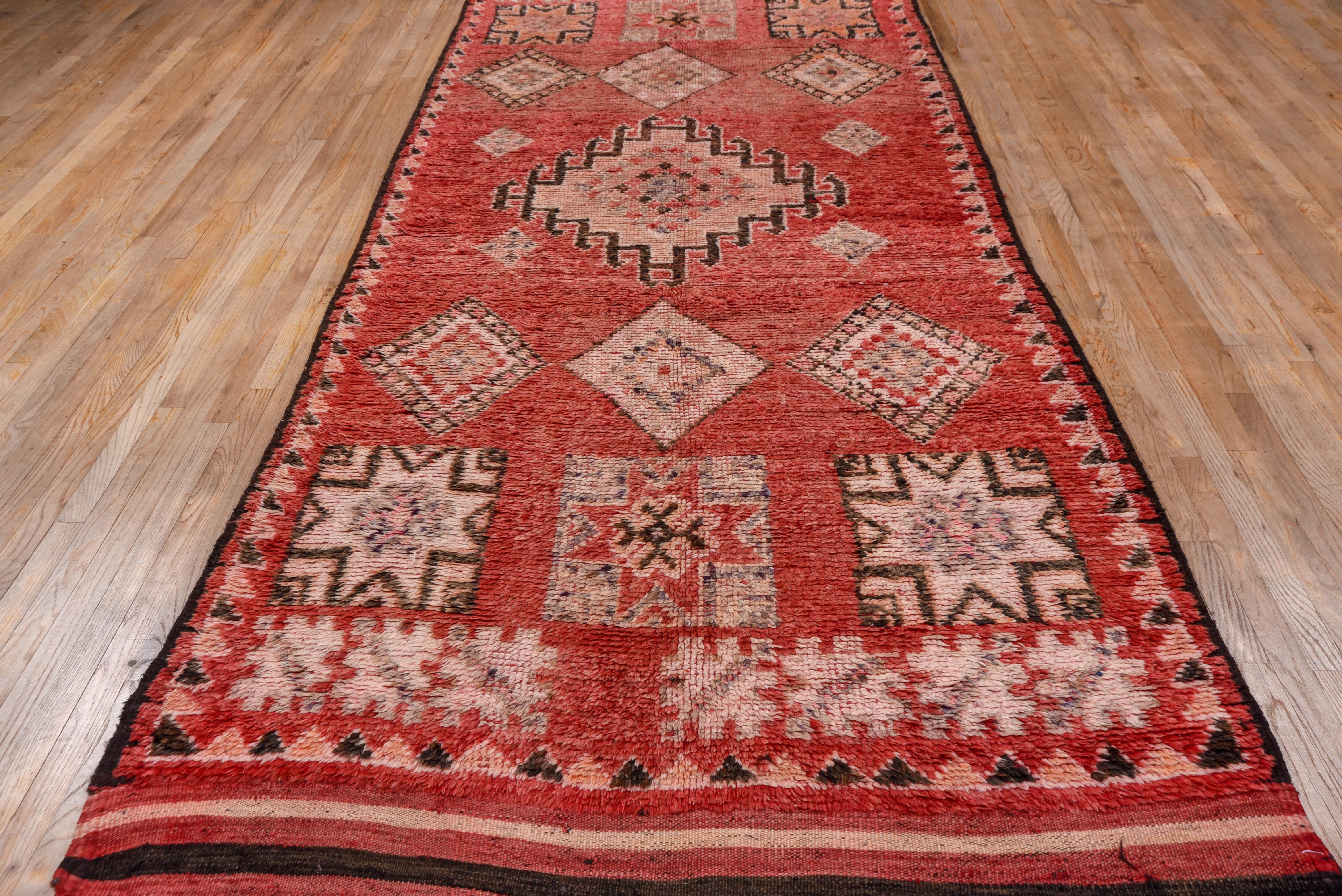 Regional Design Alfombra Aldea Marroquí en Pinot Noir claro con detalles salmón en venta 2