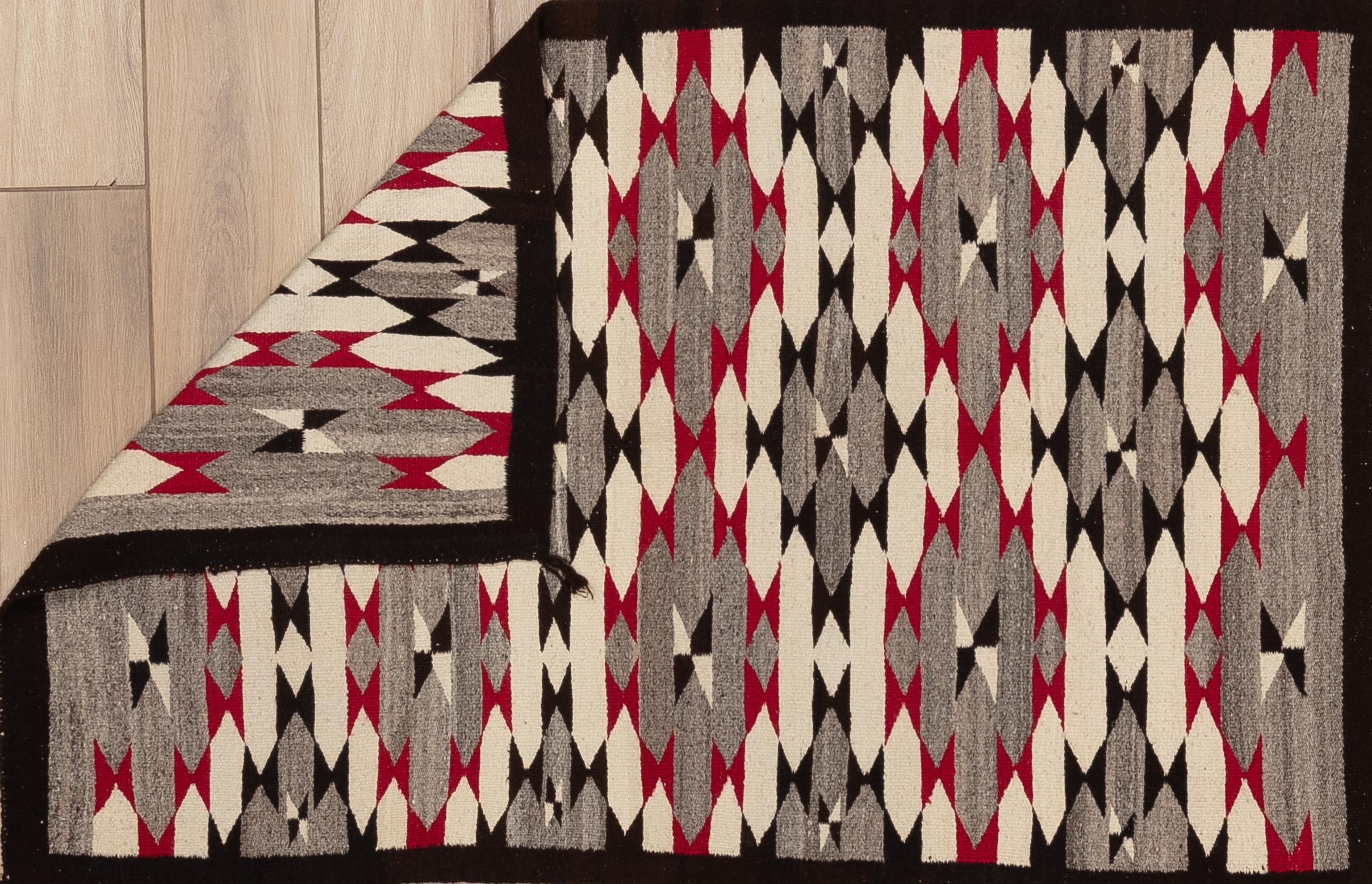 Regional Style Rug (Handgewebt) im Angebot