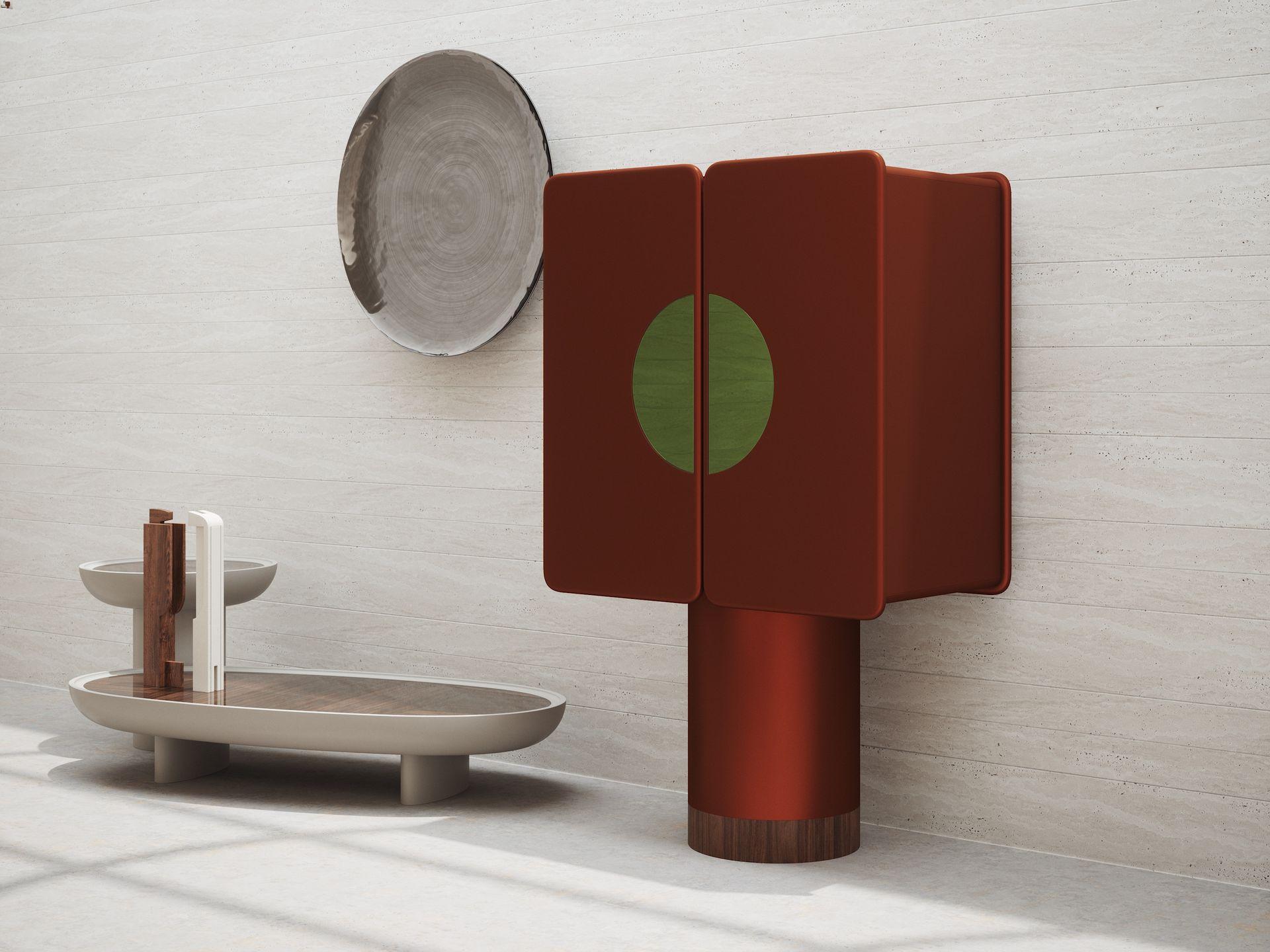 Questo mobile bar è un complemento caldo e raffinato per i soggiorni contemporanei, un pezzo forte che non passerà inosservato grazie alla sua audace silhouette scultorea laccata in una tonalità ramata opaca. Inserti di specchio dicroico demi-lume