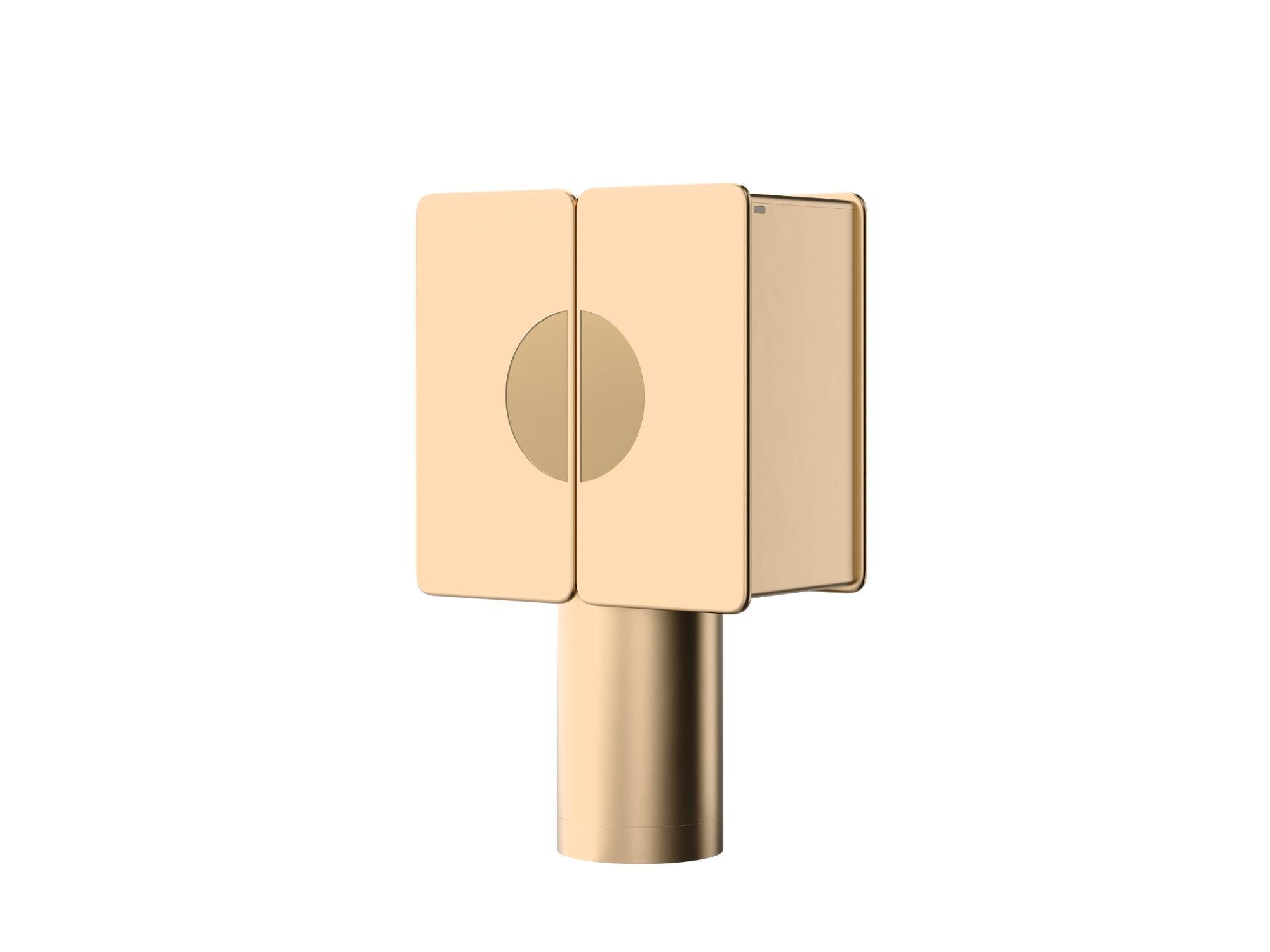 La finitura laccata oro lucido del mobile bar Regy crea un incredibile effetto di luminosità. Mobile bar con due ante arrotondate su base a cilindro. Inserti a specchio dorati sulle portiere e sugli interni posteriori e superiori. Cassetto interno,