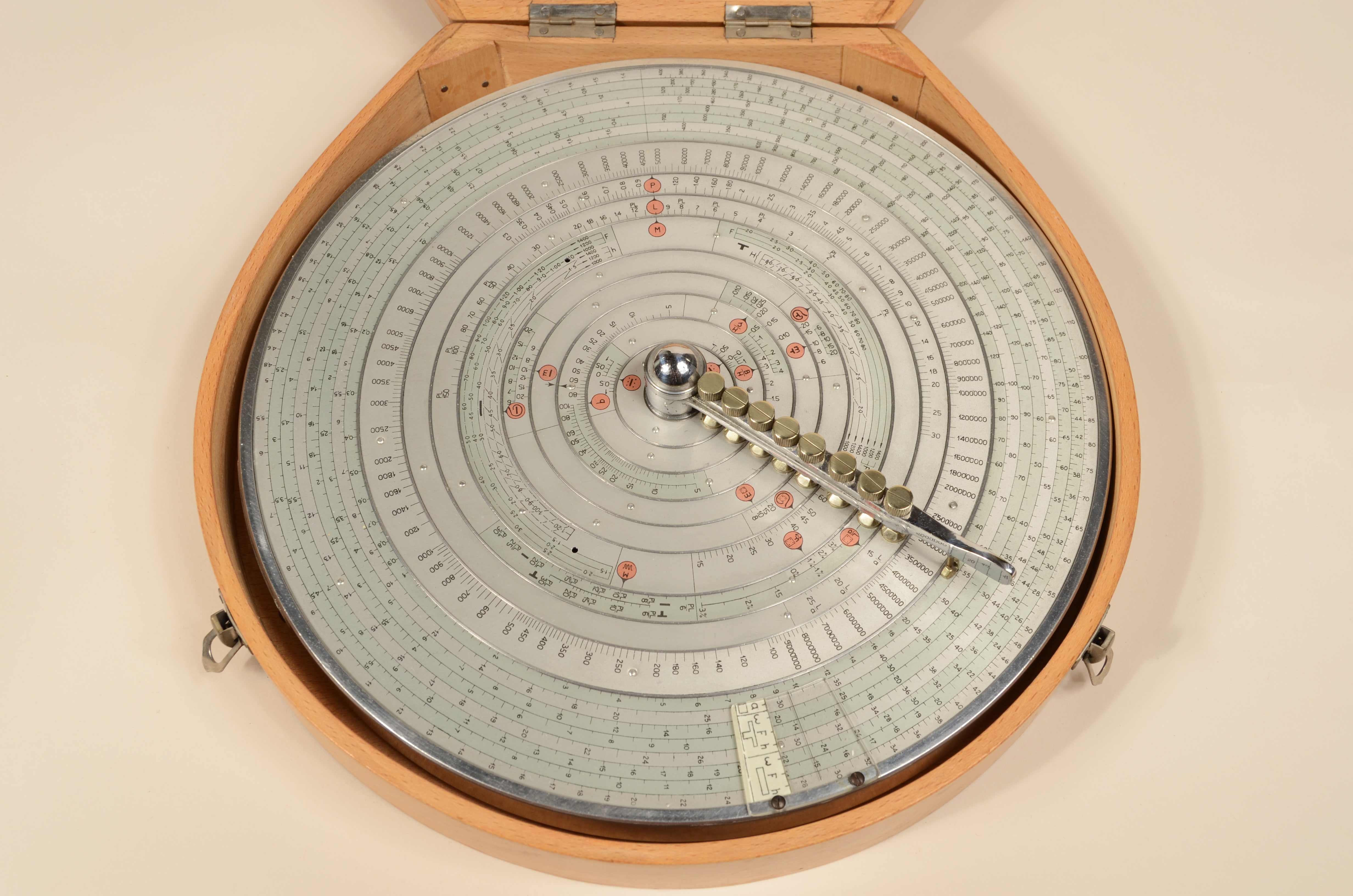 Règle à calcul circulaire logarithmique Modèle FER  H 39 n° 1675 années 1930 Bon état - En vente à Milan, IT
