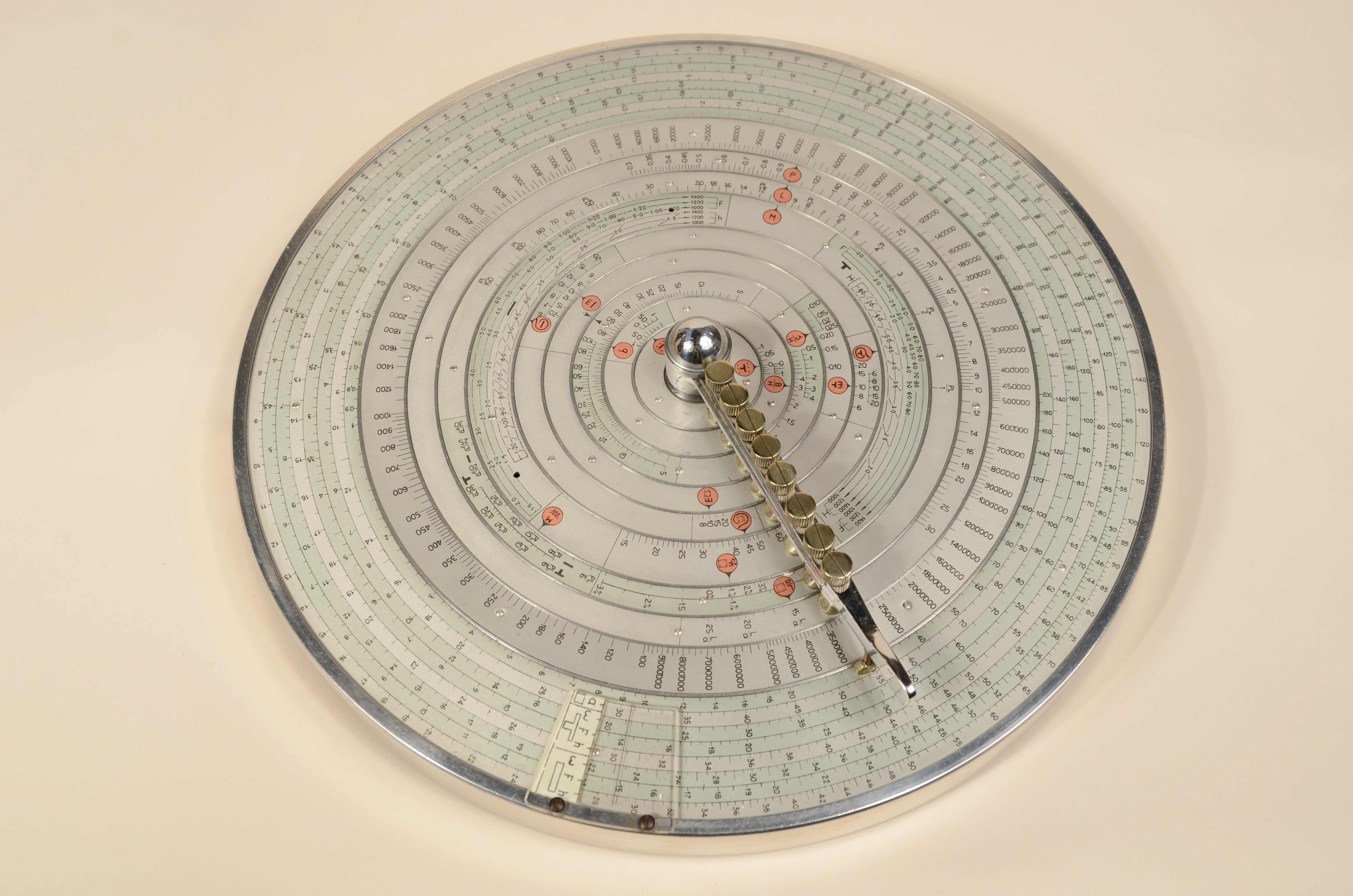 Mid-20th Century Règle à calcul circulaire logarithmique Modèle FER  H 39 n° 1675 années 1930 en vente