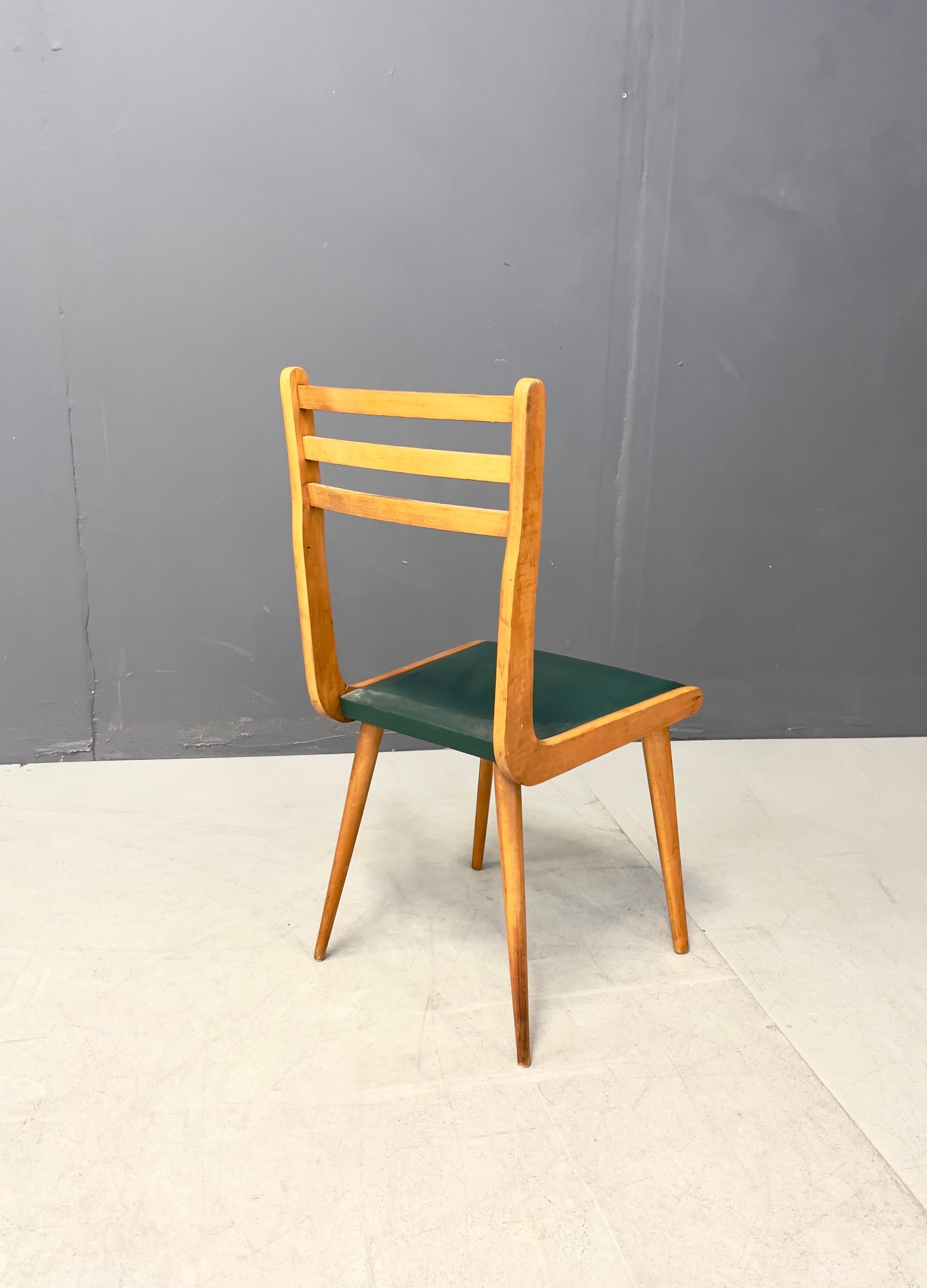  Due sedie con struttura in legno di faggio e seduta in similpelle. Produzione REGUITTI. Anni '50.