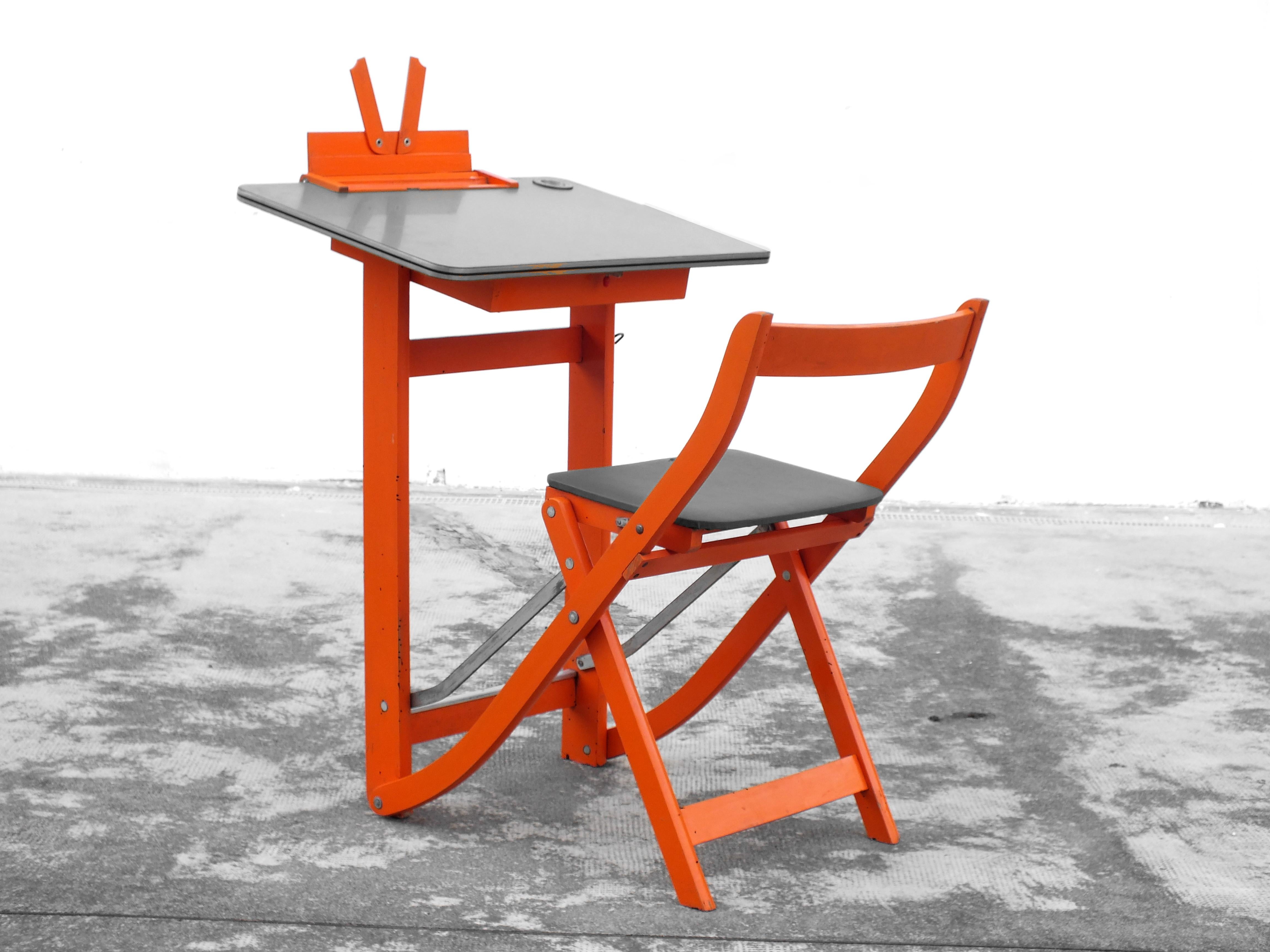 Reguitti Italy Brescia design in years '60 rare children desk school in wood

good structure with little sign of use and wood worming, your see in photo's detail please