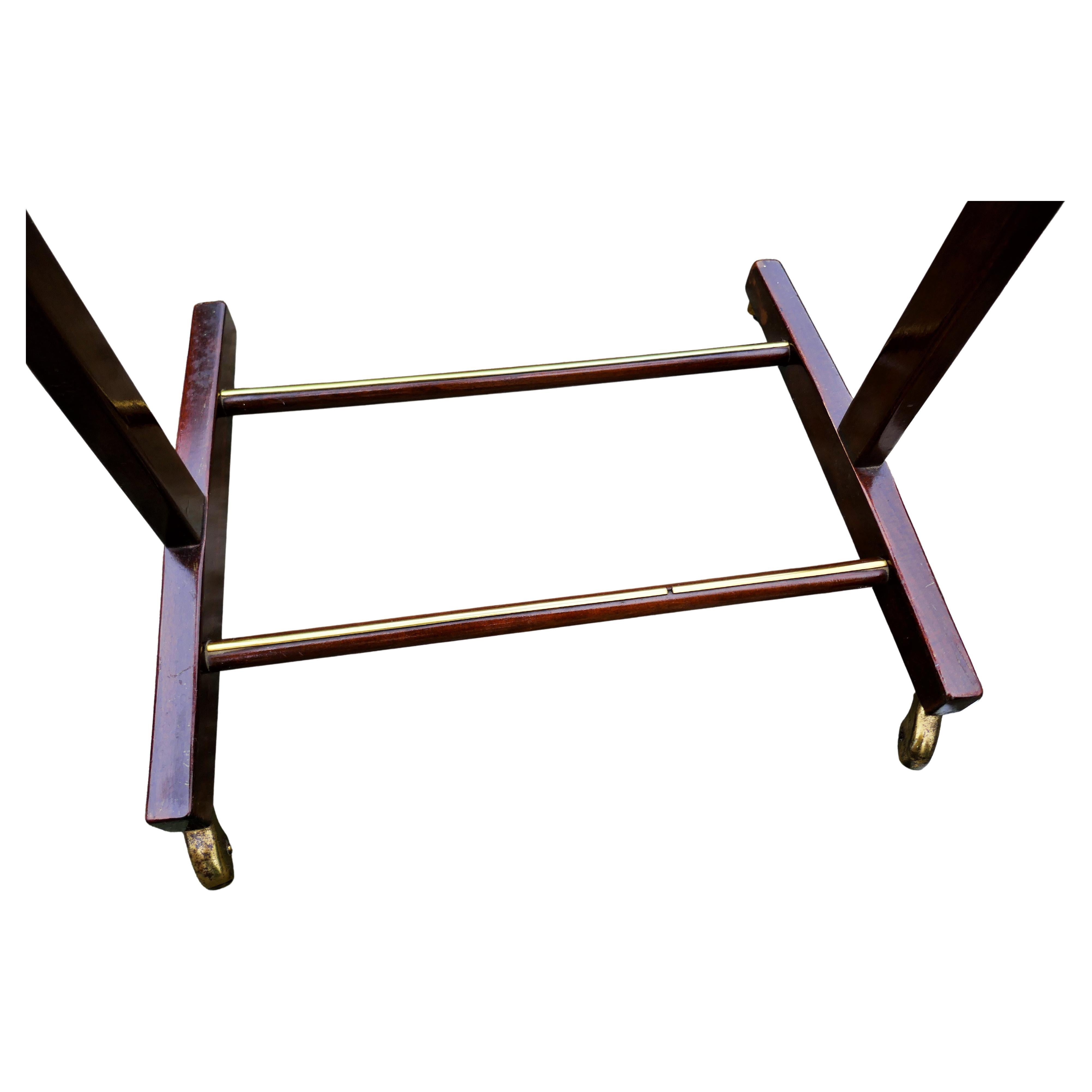 Porte-manteau en bois de style Reguitti. - Logo CR en vente 3