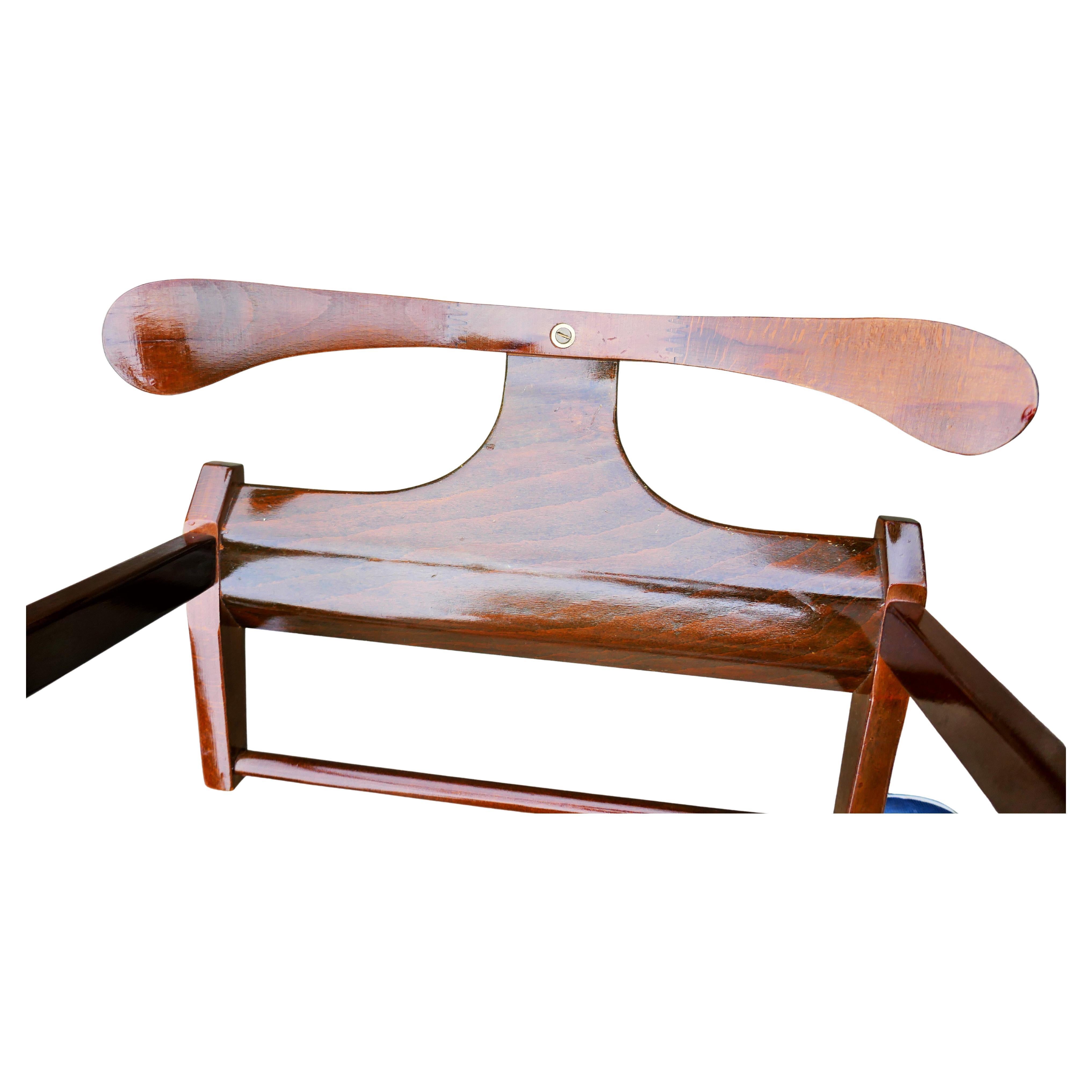 Porte-manteau en bois de style Reguitti. - Logo CR en vente 4