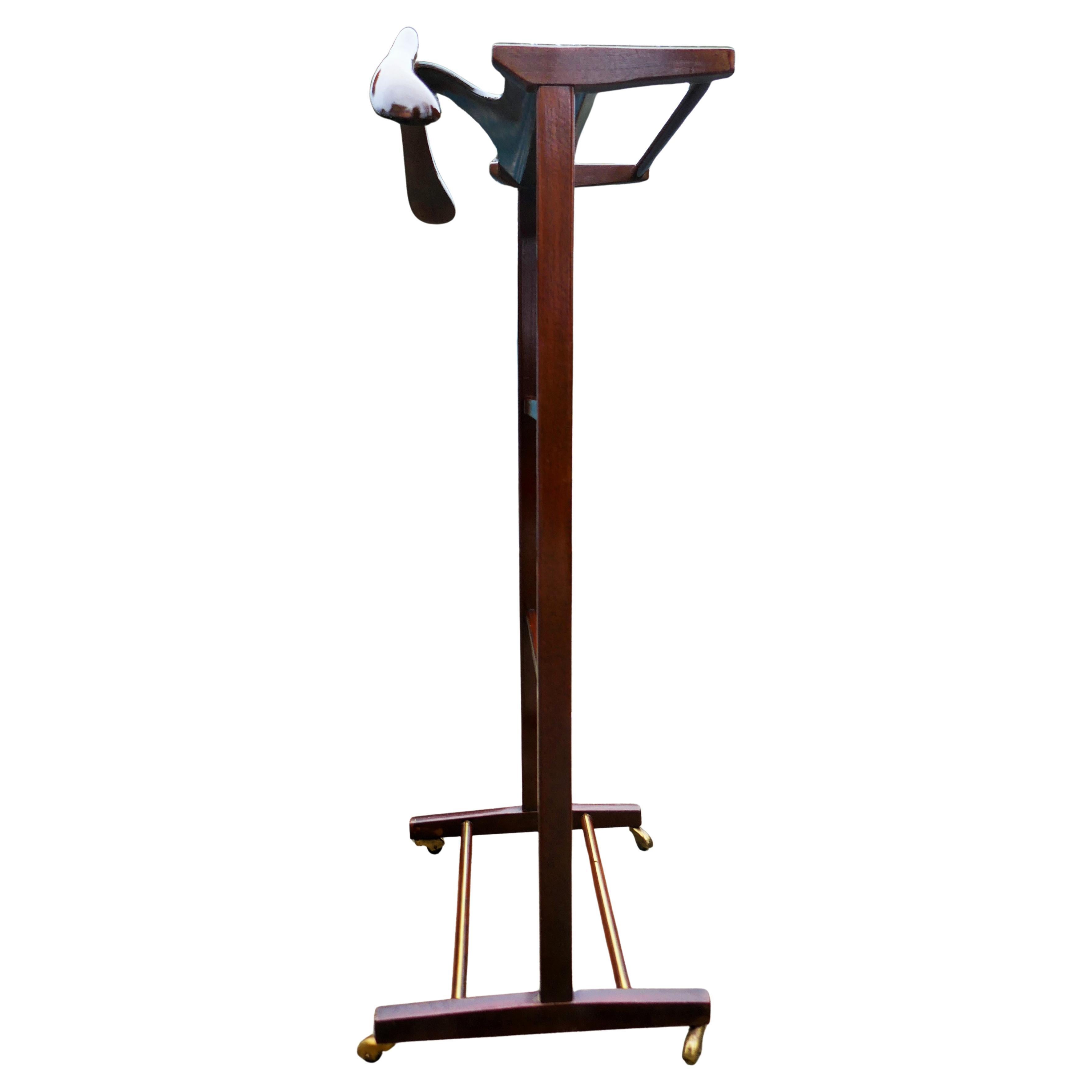 Mid-Century Modern Porte-manteau en bois de style Reguitti. - Logo CR en vente