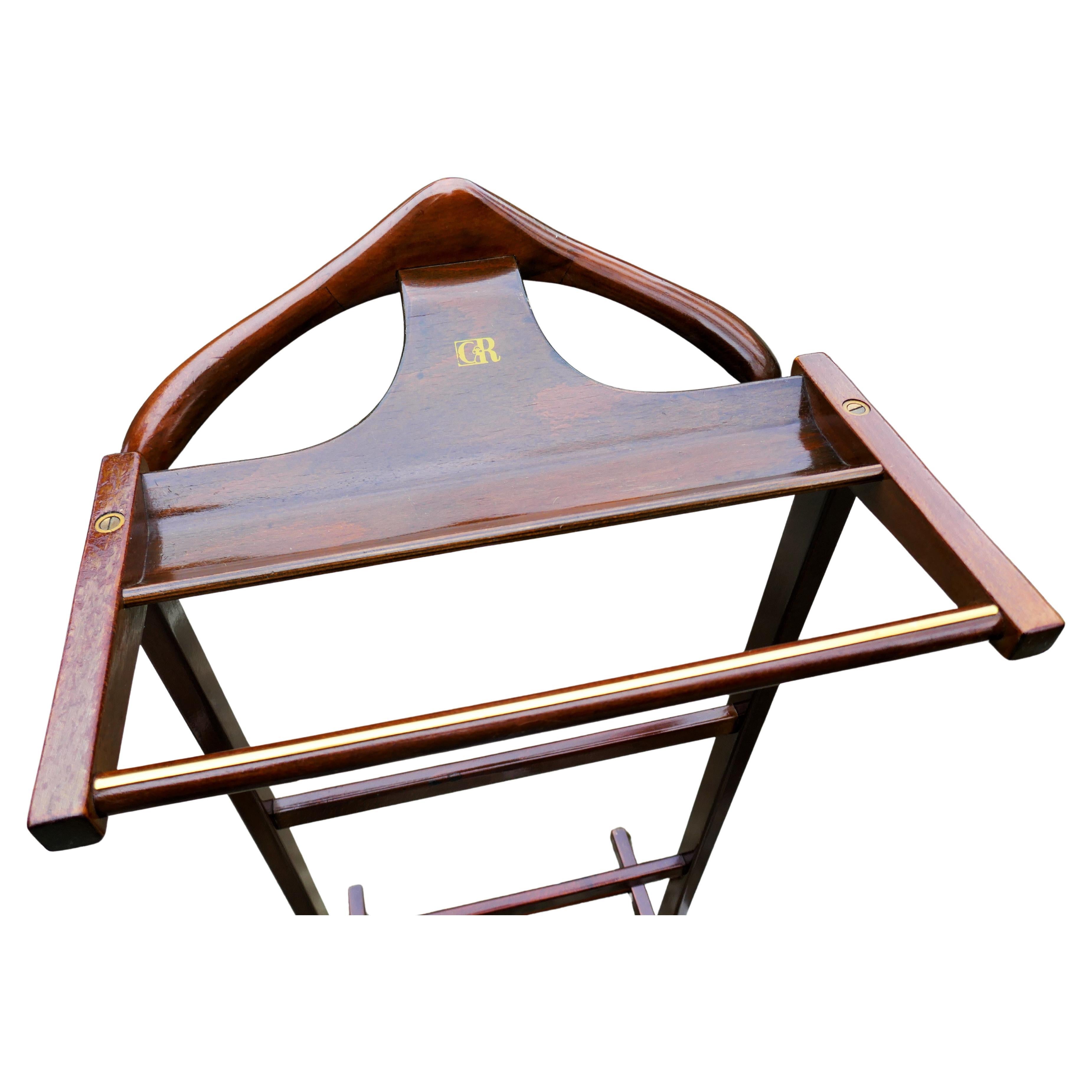 Bois Porte-manteau en bois de style Reguitti. - Logo CR en vente