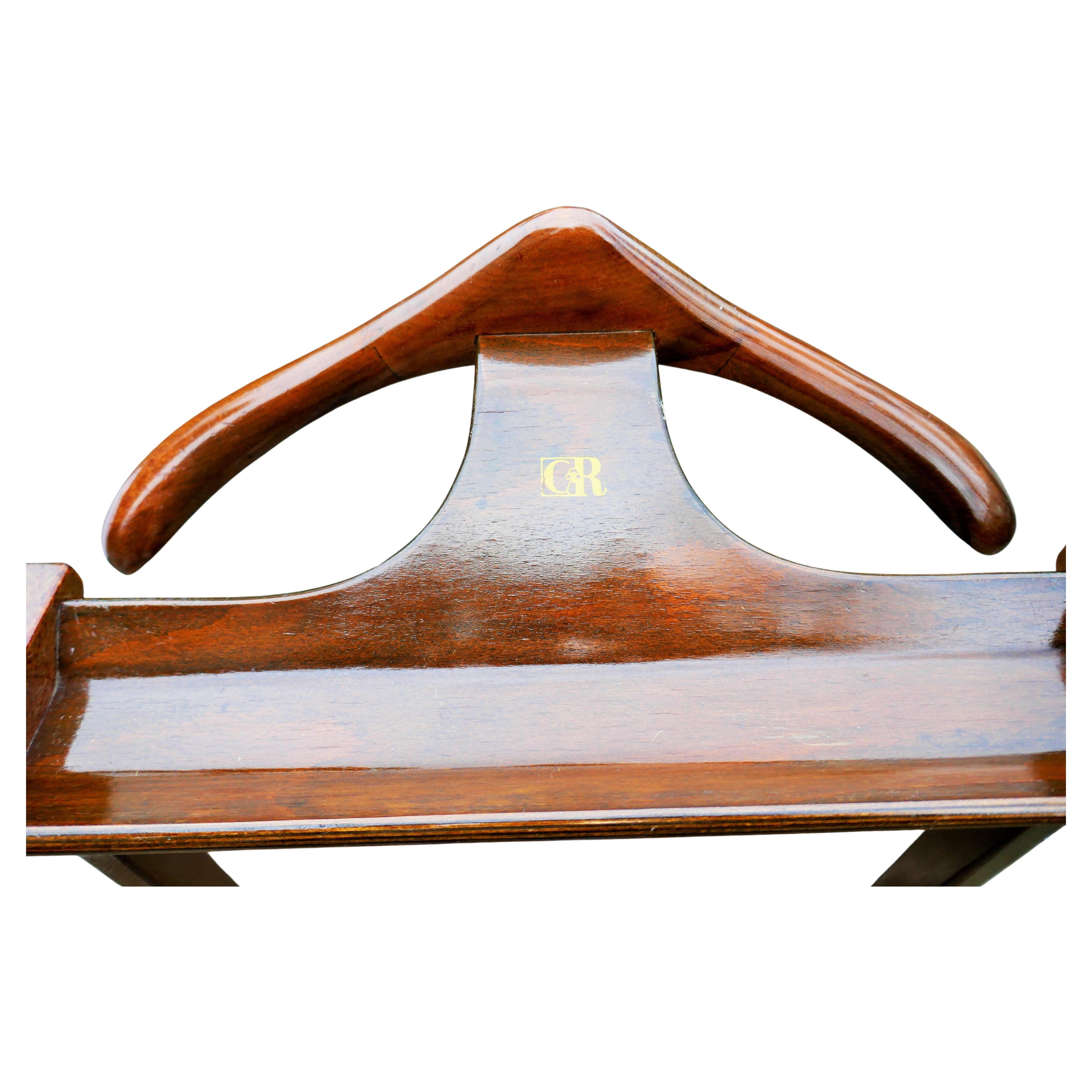 Porte-manteau en bois de style Reguitti. - Logo CR en vente 2