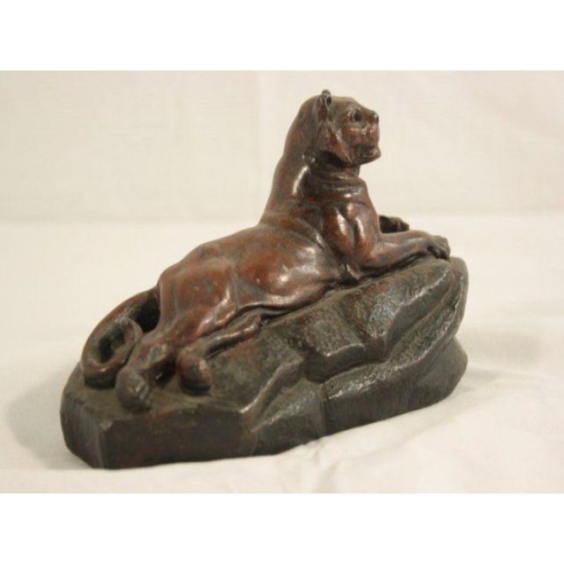 Lioness in regulates 1900 in the spirit of Barye, chocolate patina. The dimensions are 10 cm high, 16 cm wide and 8 cm deep

Additional information:
Material: Regulates.