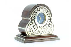 Horloge régulatrice en bois de rose avec applications en argent découpé