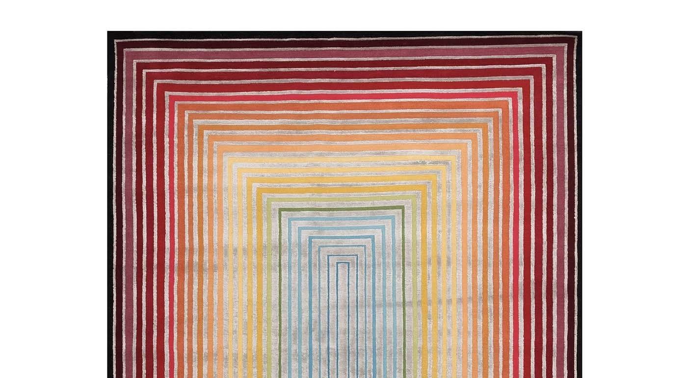 Strenge Geometrie und eine atemberaubende Farbkombination machen diesen Teppich zu einem modernen Kunstwerk, das sich in jedem Raum des Hauses sehen lassen kann. Die weiche und warme Textur wird von Meisterhandwerkern in Nepal handgeknüpft und