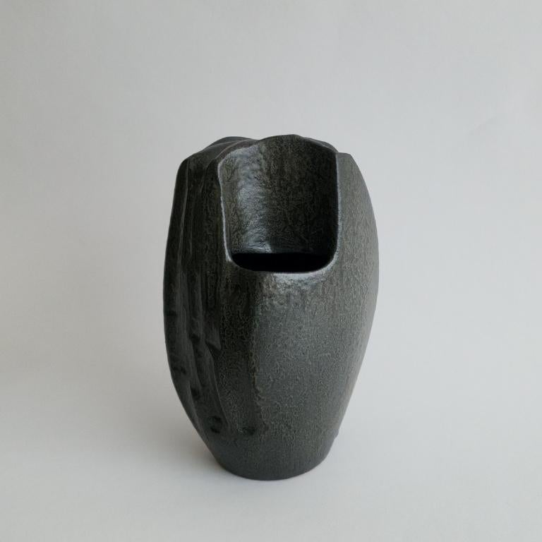 Mid Century studio pottery vase
Hand thrown clay
Reid Ozaki
Seattle, US c. 1980s
Semi matte black glaze 
Pebble texture
Artist seal on base

Measurements:
9.5