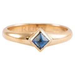 Anillo de cóctel Reign de zafiro talla pirámide engastado en bisel de oro amarillo de 18 quilates