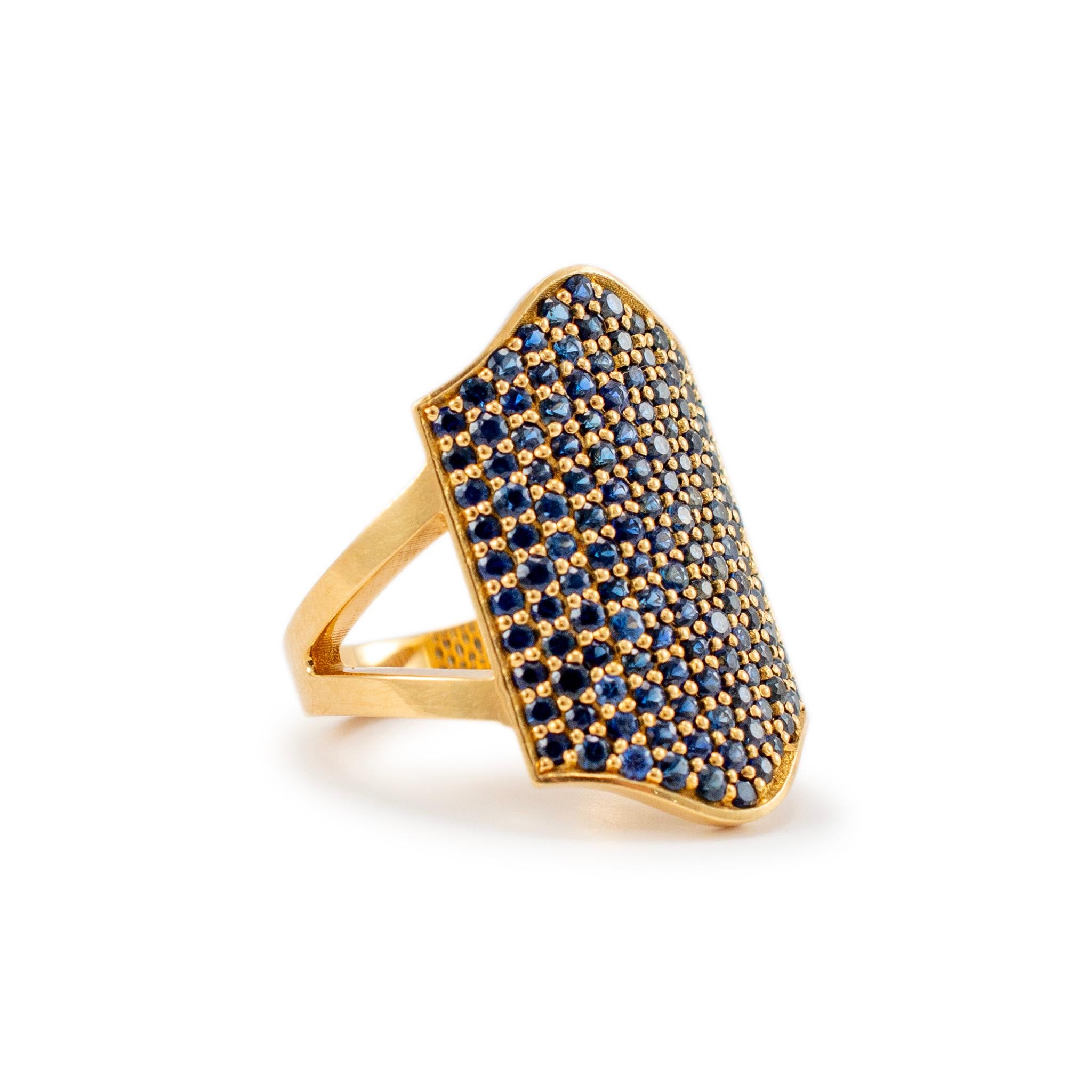 Reign 18K Yellow Gold Blue Sapphires Shield Cocktail Ring In Excellent Condition For Sale In Houston, TX