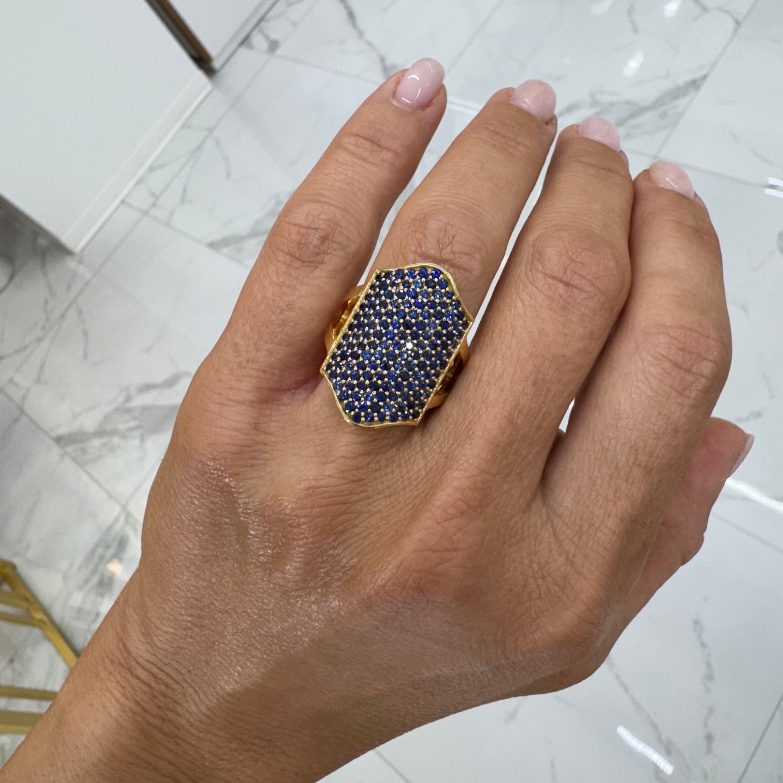 Reign 18K Yellow Gold Blue Sapphires Shield Cocktail Ring For Sale 2