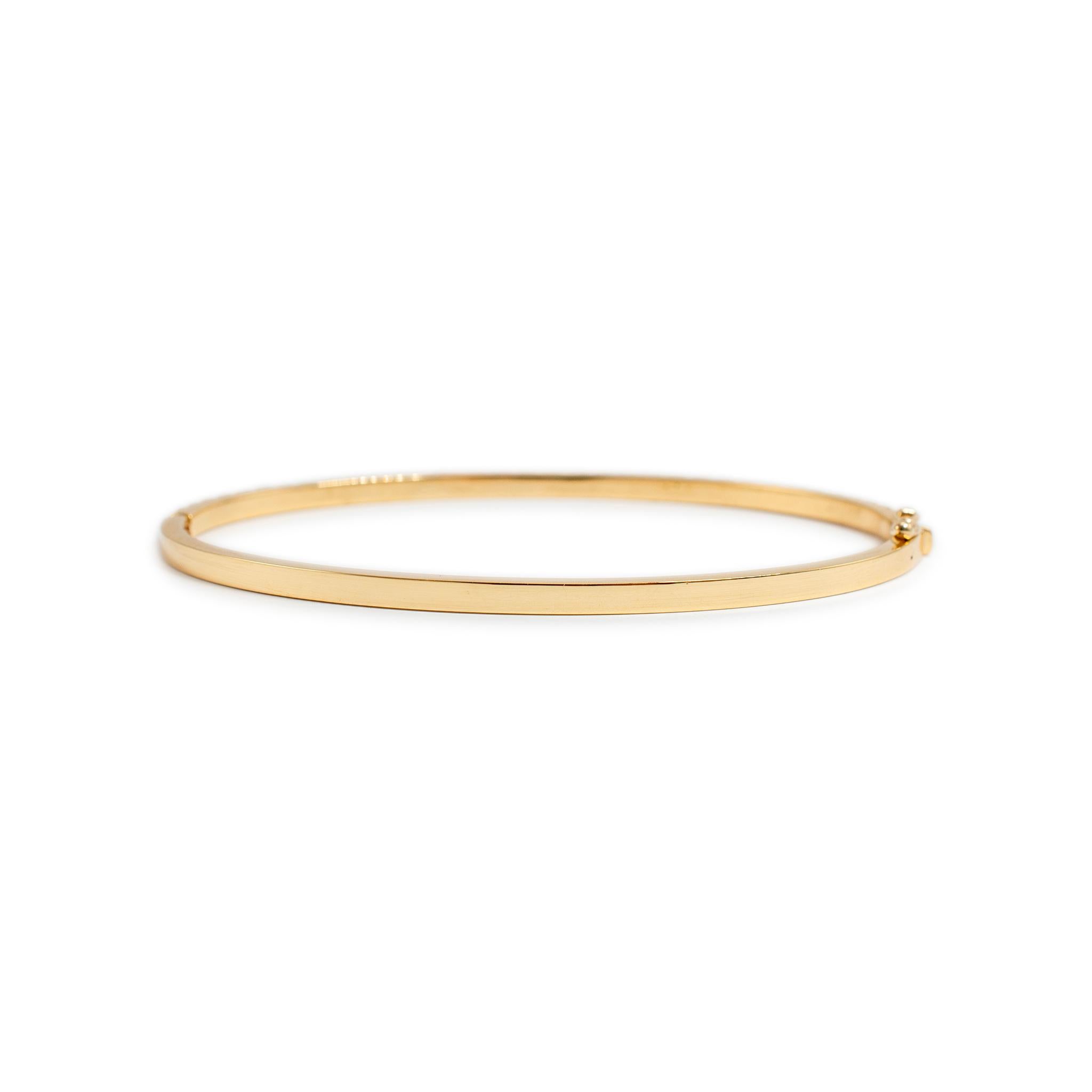 Geschlecht: Damen

Metall Typ: 18K Gelbgold 

Länge: 6,00 mm

Breite: 2.25 mm

Gewicht: 10,10 Gramm

Armspange aus 18 Karat Gelbgold mit Saphiren. Das Metall wurde getestet und es wurde festgestellt, dass es sich um 18 Karat Gelbgold handelt.