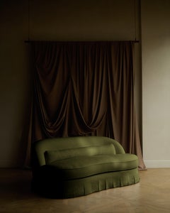 Divano Reign in lino con linea curva e gonna a pieghe di Frances Jean (Olive)