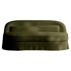 Divano Reign in lino con linea curva e gonna a pieghe di Frances Jean (Olive)