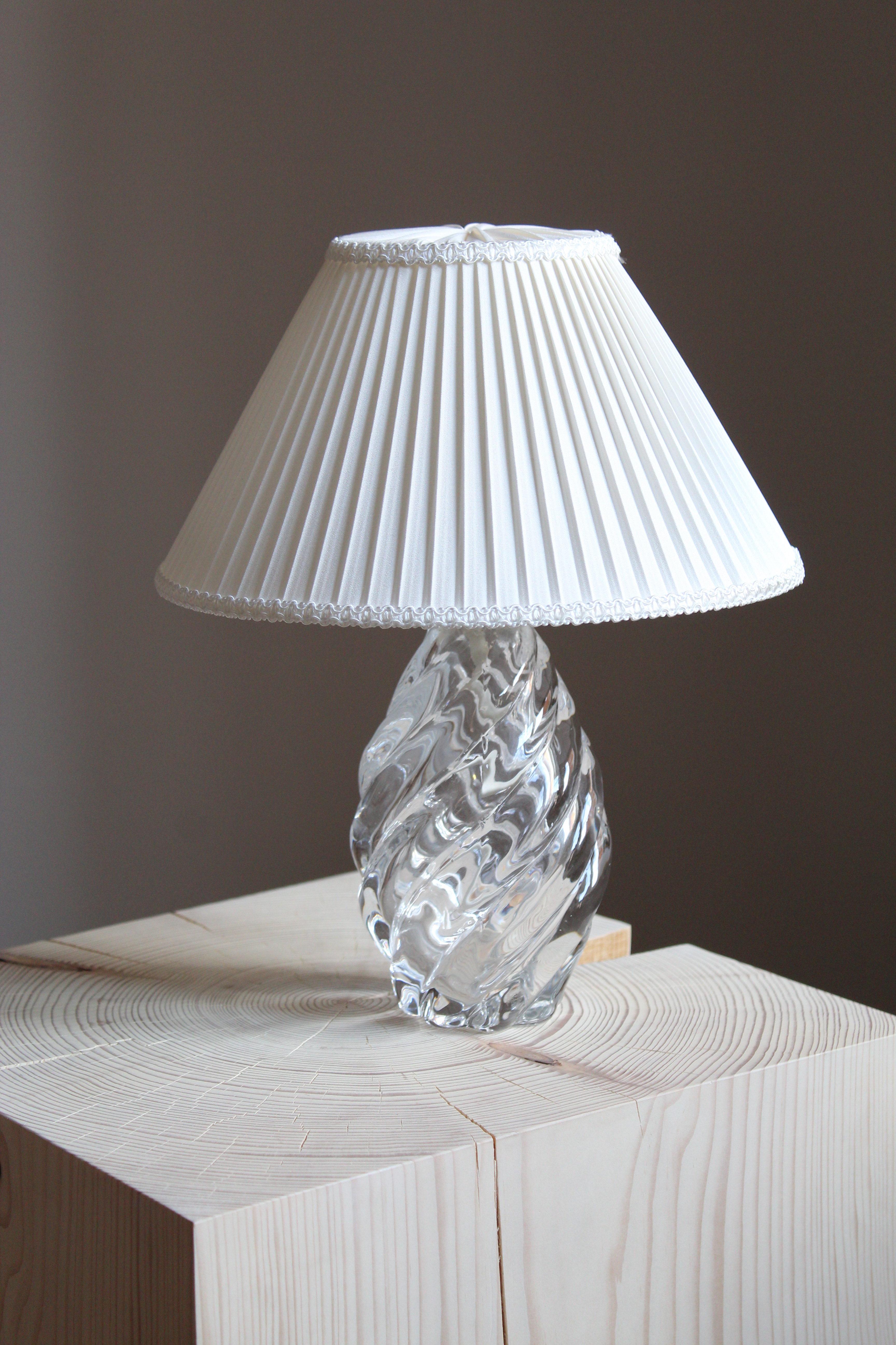 A highly modernist organic table lamp. Of Swedish production, produced by Reijmyre Glasbruk. In blown glass, 1950s. 

Other designers of the period include Paavo Tynell, Josef Frank, Lisa Johansson-Pape, and Alvar Aalto.