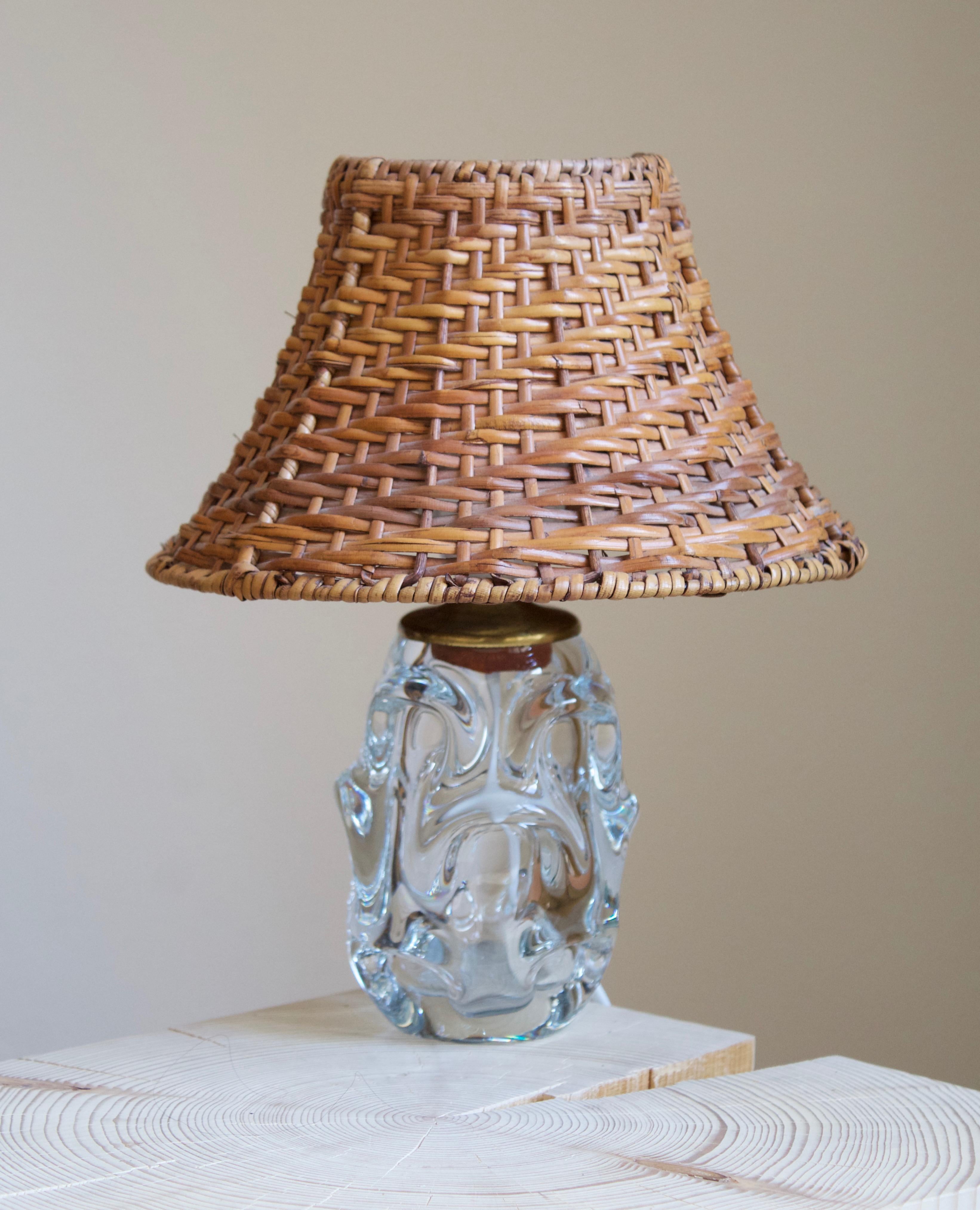 A modernist organic table lamp. Of Swedish production, produced by Reijmyre Glasbruk. In blown glass, 1950s. 

Dimensions stated excludes lampshade. Upon request a vintage rattan lampshade of model illustrated can be included in the