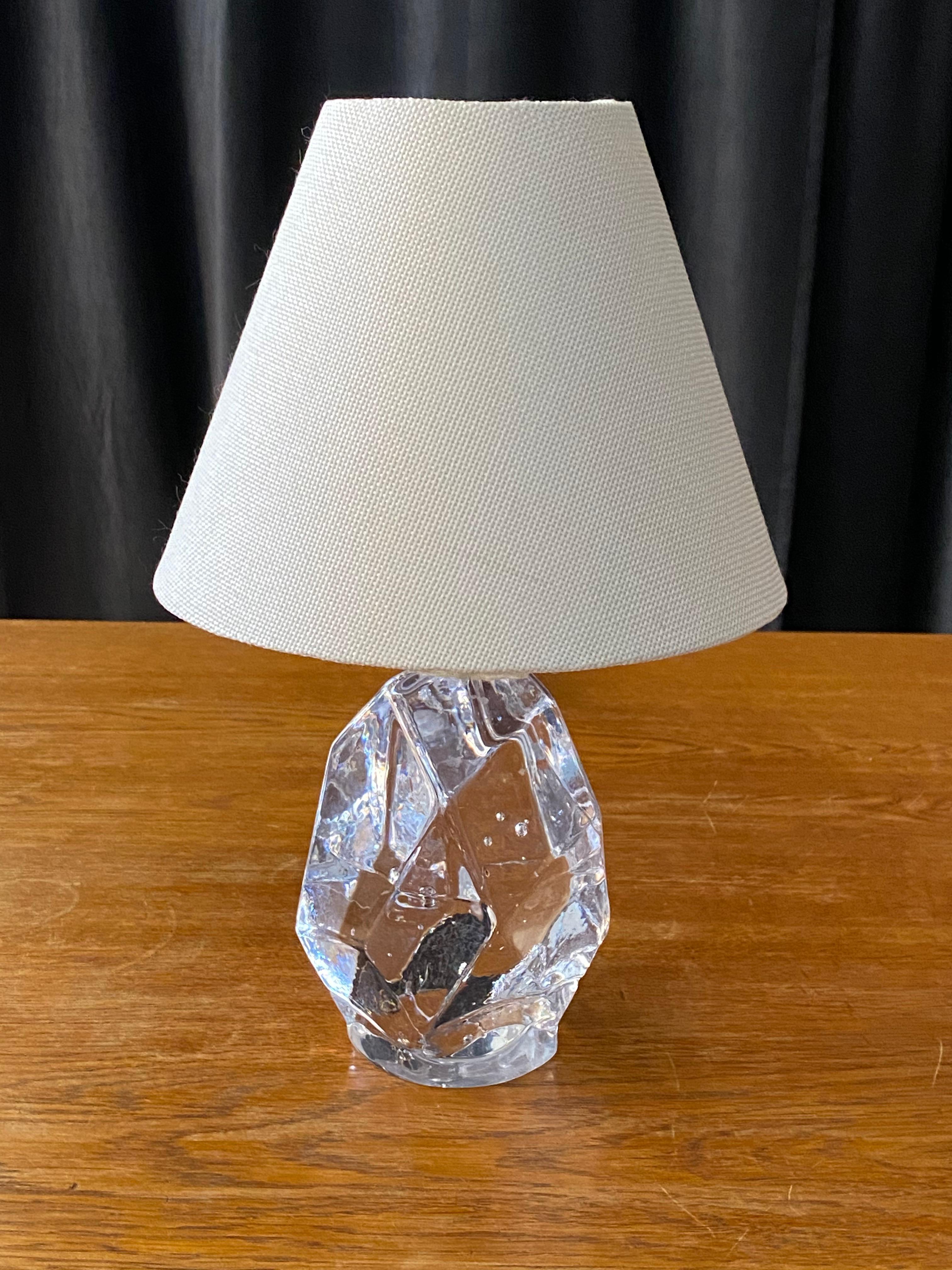 A highly modernist organic table lamp. Of Swedish production, produced by Reijmyre Glasbruk, signed. In a form similar to that of freeform works by Jean Michel Frank and Max Ingrand. 

Dimensions are of lamp with lampshade in the current illustrated