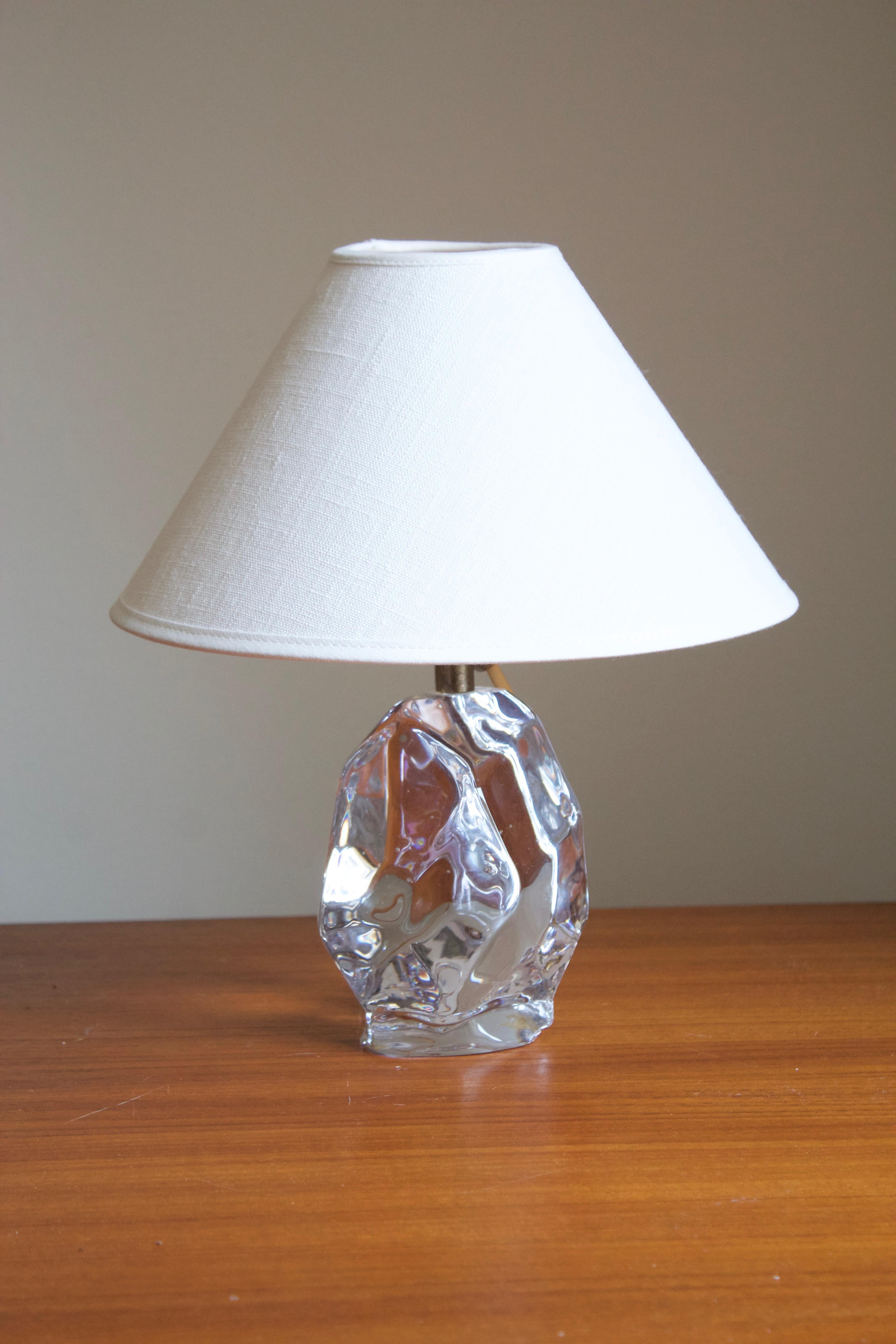 A modernist table lamp. Of Swedish production, produced by Reijmyre Glasbruk. In blown glass, 1950s. 

Dimensions stated excludes lampshade. Sold without lampshade.

Other designers of the period include Paavo Tynell, Josef Frank, Lisa