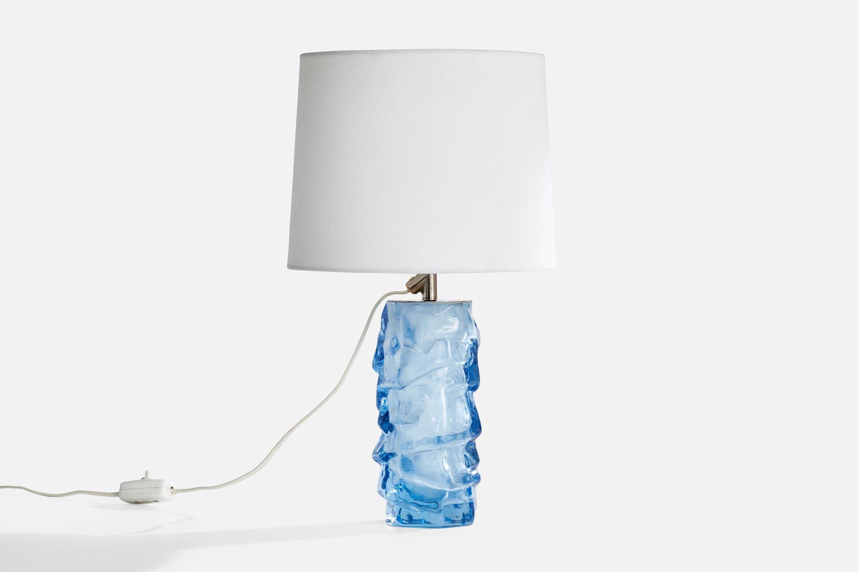 Lampe de table en métal et de couleur bleue produite par Reijmyre Glasbruk, Suède, vers les années 1940.

Dimensions de la lampe (pouces) : 11.8