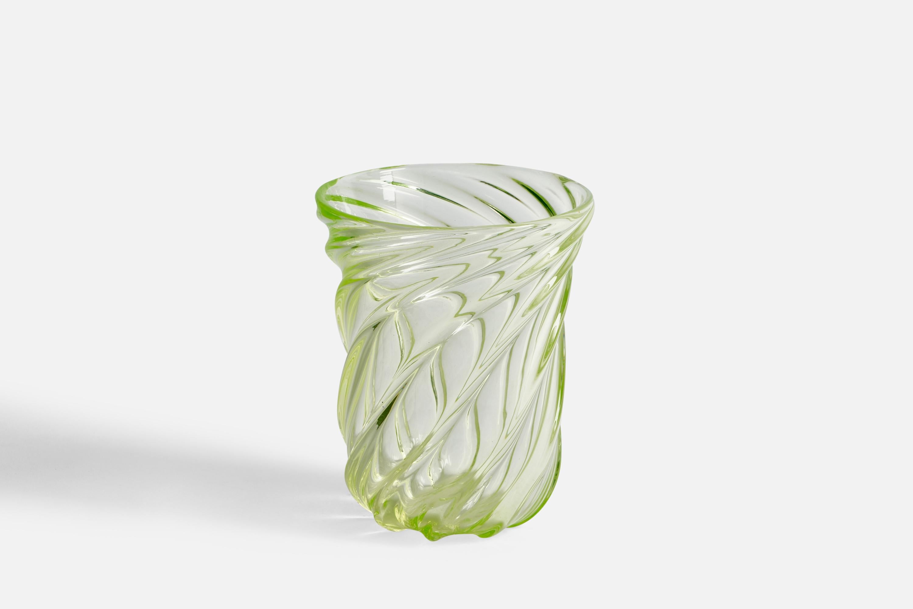 Vase en verre soufflé de couleur verte par Reijmyre Glasbruk, Suède, vers les années 1940.