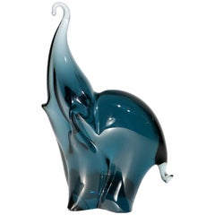 Sculpture d'éléphant en verre bleu sarcelle de la marque Reijmyre (Suède), brille sous les rayons UV, marquée