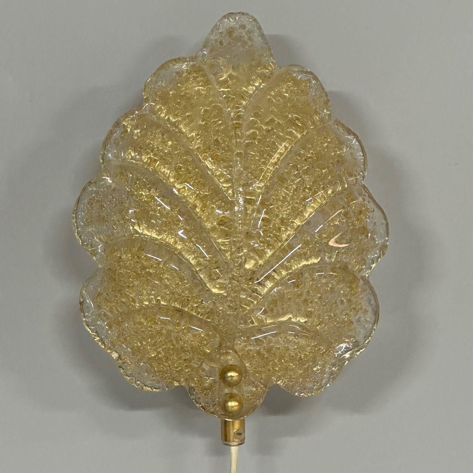 Reijmyre, modernité suédoise du milieu du siècle, appliques à feuilles d'or, Suède, années 1990

Paire d'appliques en forme de feuille conçues et produites par Reijmyre Glasbruk en Suède vers les années 1990. Abat-jour en verre avec des détails