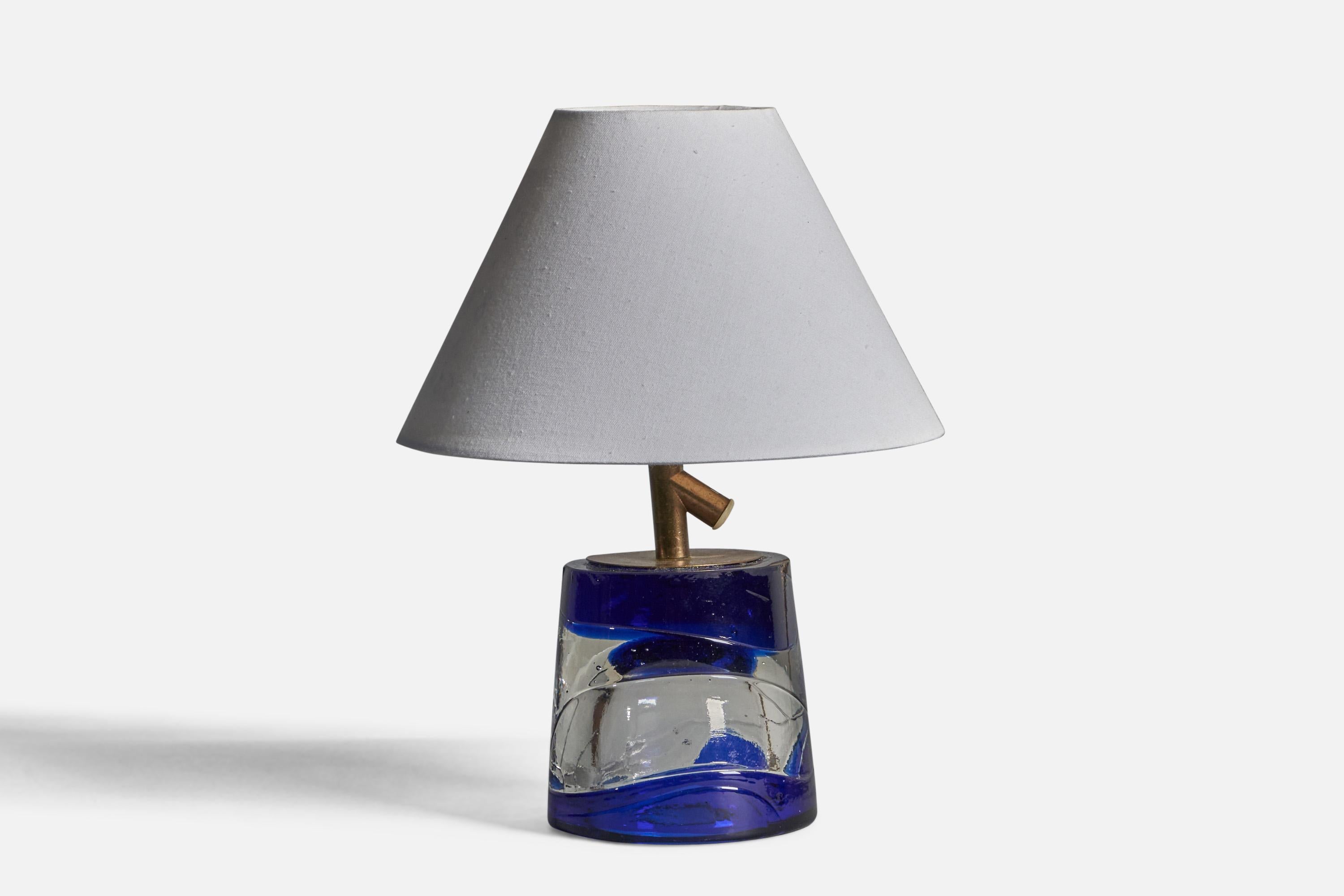 Lampe de table en verre bleu et translucide et en laiton, conçue et produite par Reijmyre, Suède, années 1960.

Dimensions de la lampe (pouces) : 7.5