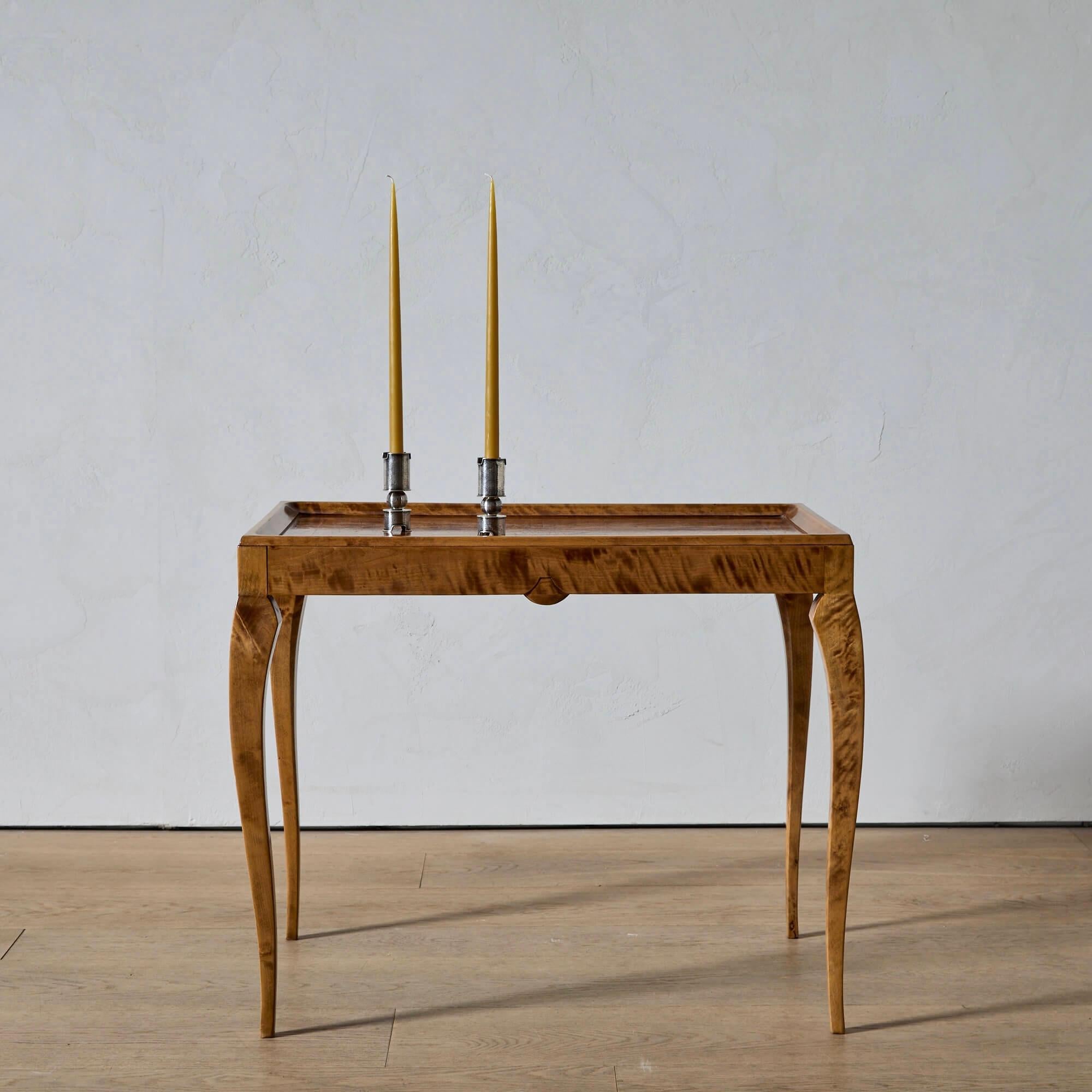 Il maestro argentiere Reijo Sirkeoja ha realizzato alcuni dei design d'argento più originali della Finlandia del dopoguerra, combinando un'insolita estetica moderna con le sofisticate tecniche dell'argenteria tradizionale. Con le sue eleganti forme