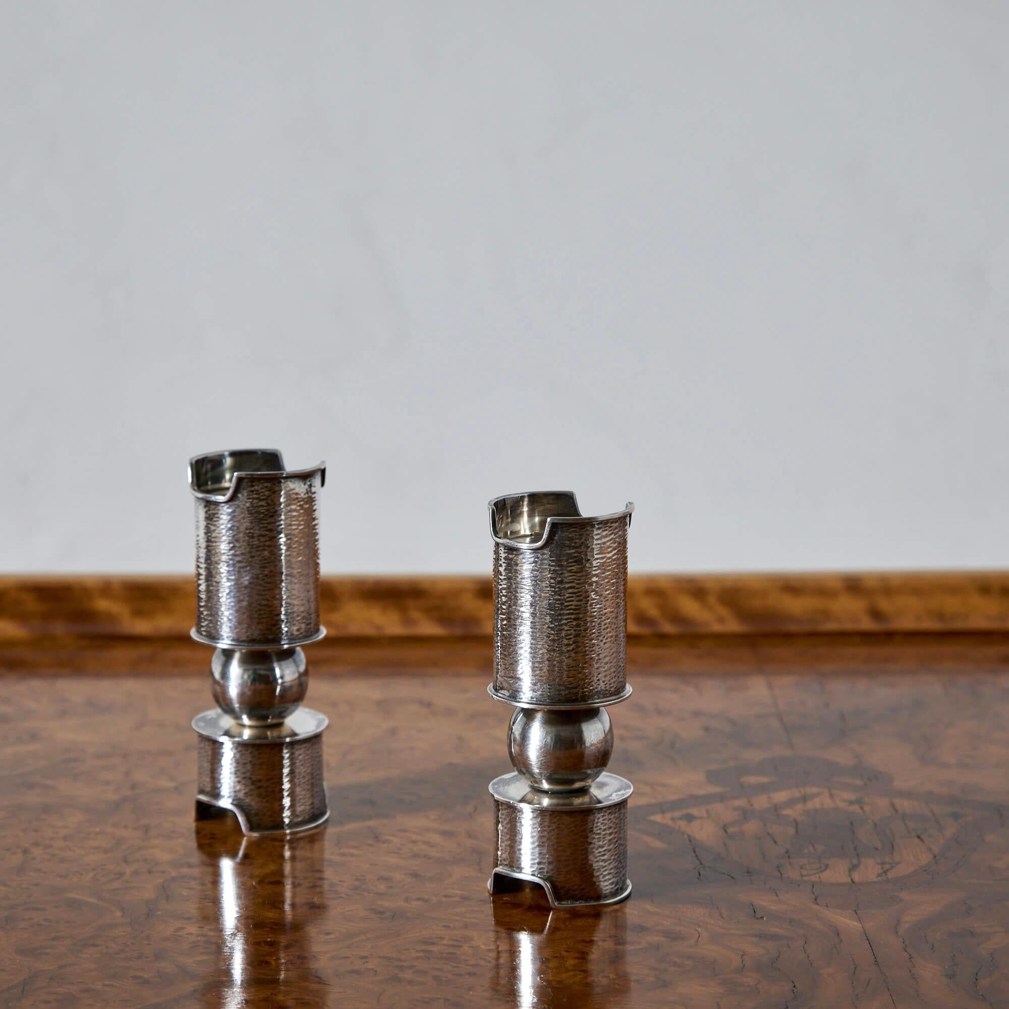 Scandinavo moderno Reijo Sirkeoja Coppia di portacandele modernisti in argento sterling in vendita