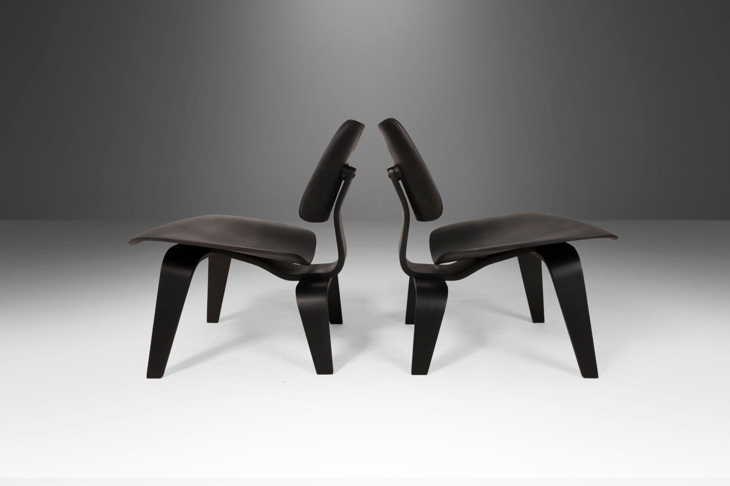 Stable, minimal, mais certainement pas discret. Cette paire de chaises LCW de Charles et Ray Eames pour Herman Miller, produite dans les années 90, a été réimaginée en noir mat. Elle vous est proposée par ABT Modern dans le cadre d'une édition