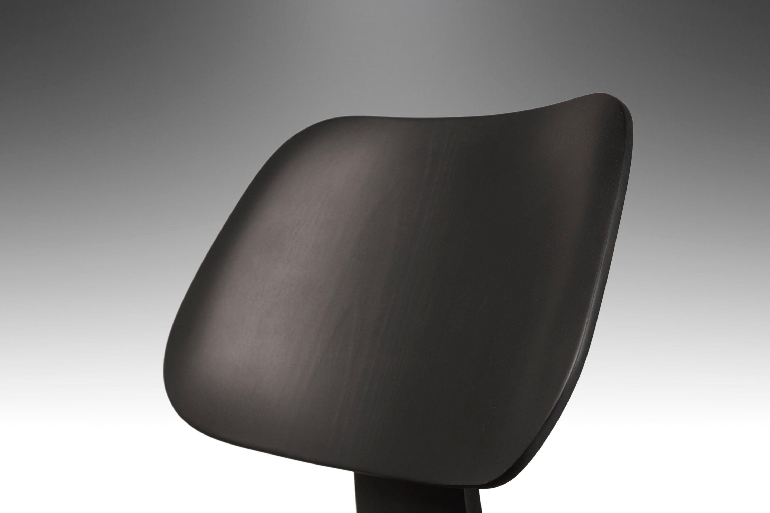 Noyer Ensemble de deux chaises longues Herman Miller LCW par Charles & Ray Eames, USA en vente