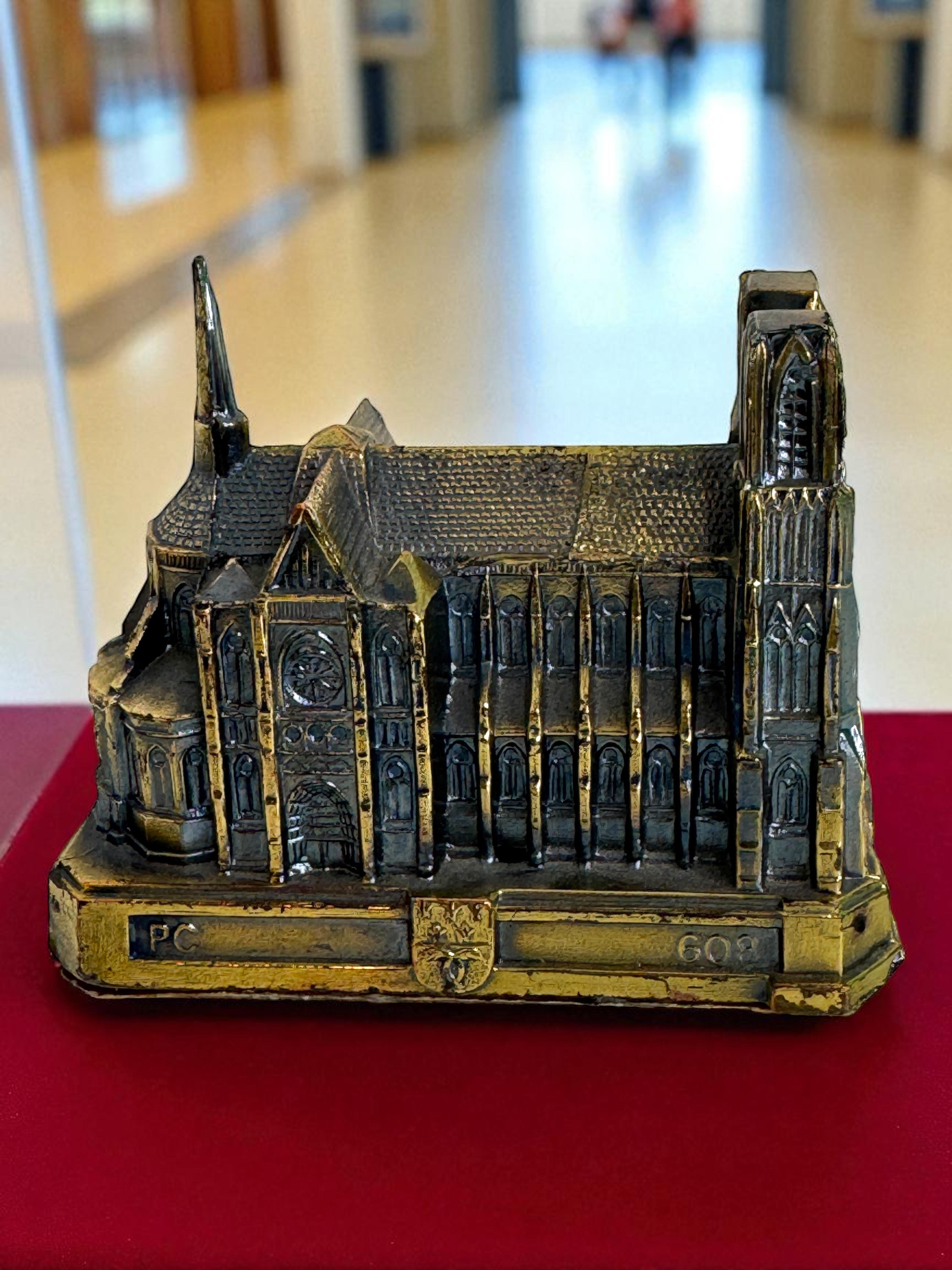 Souvenir della Cattedrale di Reims Edificio architettonico da collezione Francia anni '50 in vendita 6