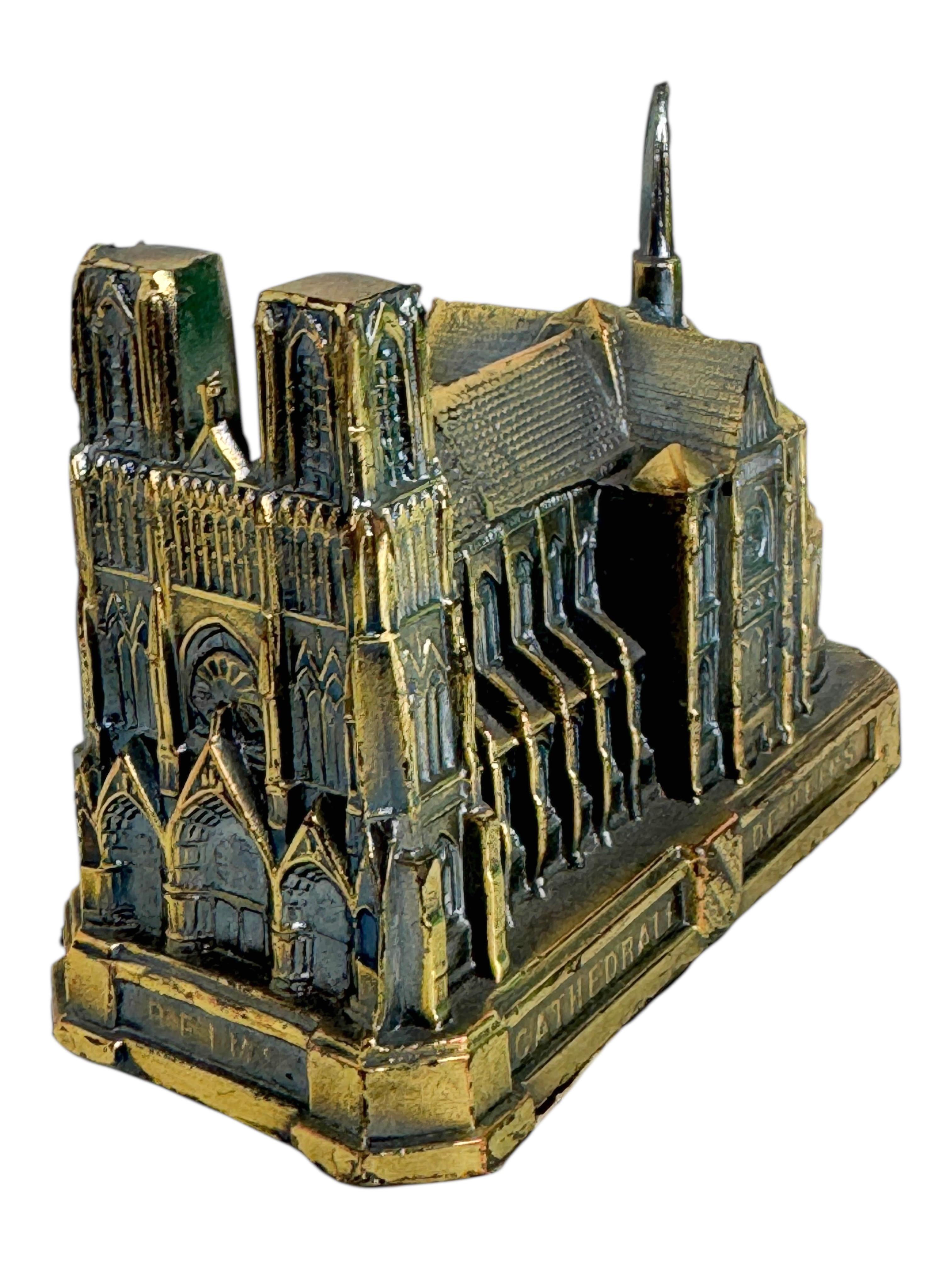 Una scultura decorativa dell'edificio come souvenir. Alcuni segni di usura con una bella patina, ma questo è dovuto all'età. Realizzato in metallo. Questo oggetto è stato acquistato come souvenir durante un Grand Tour in Europa e probabilmente è