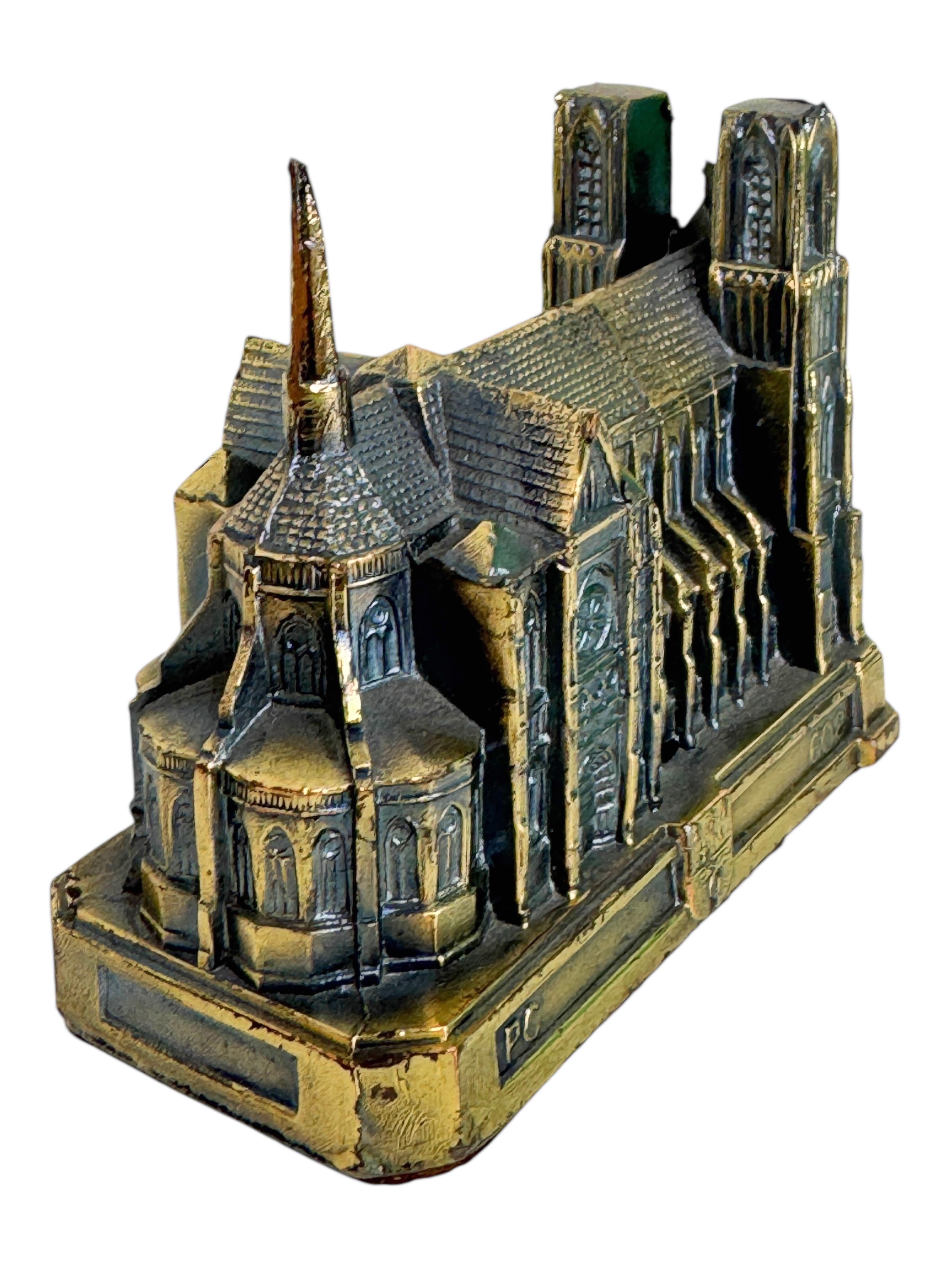 Souvenir della Cattedrale di Reims Edificio architettonico da collezione Francia anni '50 In condizioni buone in vendita a Nuernberg, DE