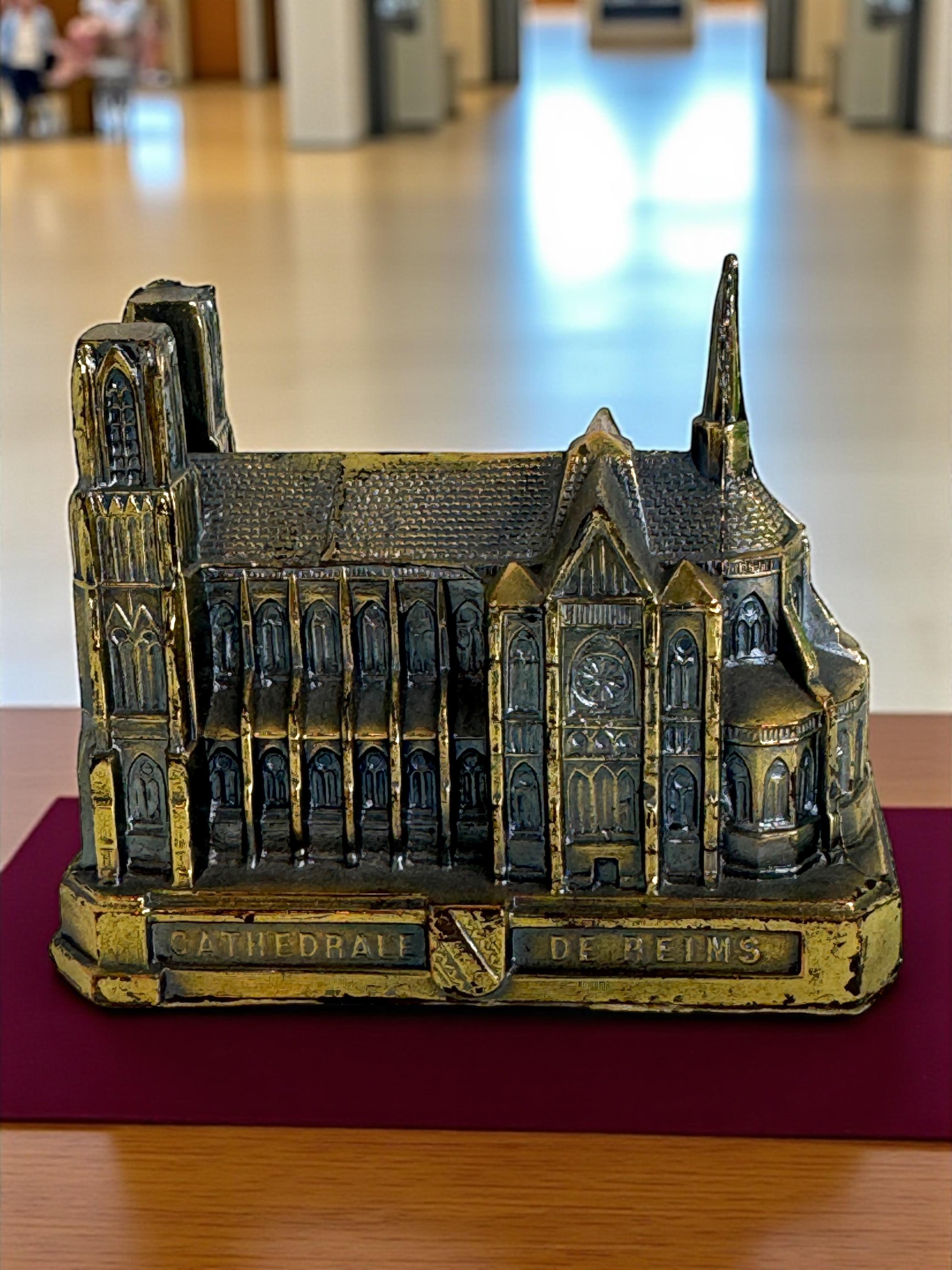 Souvenir della Cattedrale di Reims Edificio architettonico da collezione Francia anni '50 in vendita 1