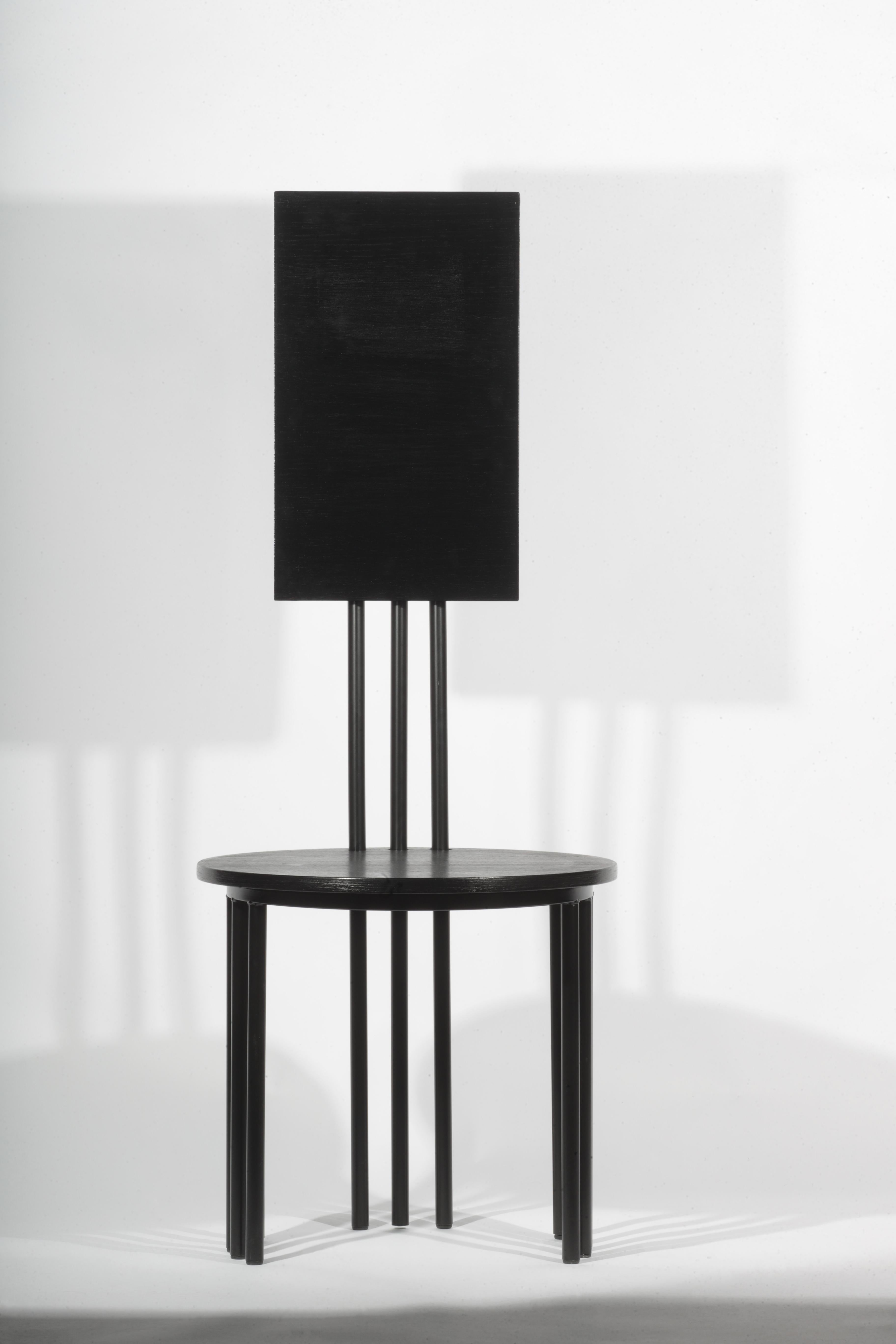 Silla Reina de Studio Mohs
Dimensiones: An 50 x Pr 50 x Al 130 cm
Materiales: Chapa de madera negra, Metal.

Studio Mohs es un estudio de diseño creativo con sede en Estambul que busca experiencias de diseño diferentes en un entorno vital. Las obras