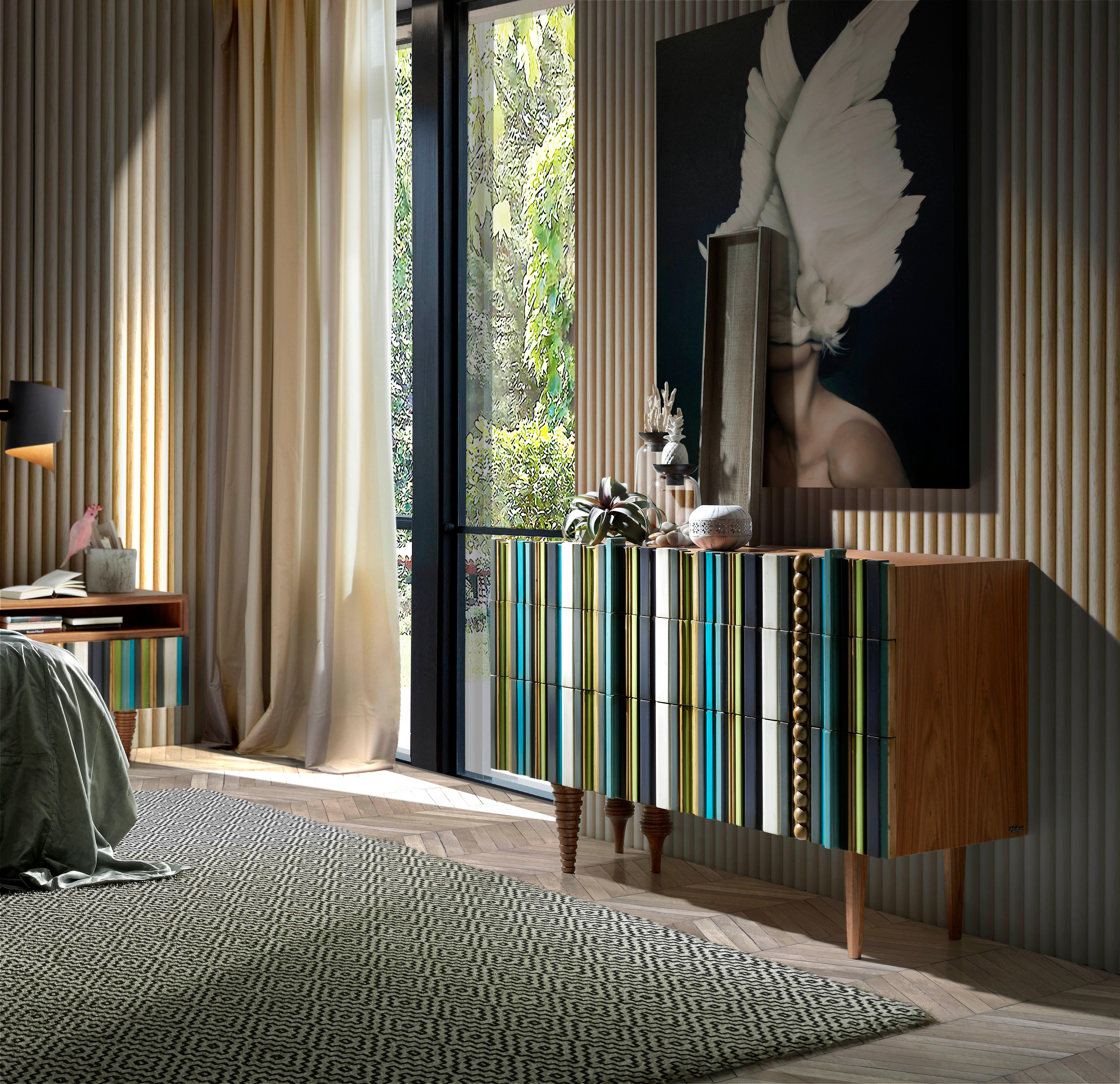 Cómoda Reina II by Lola Glamour
Dimensiones: P 45 x An 135 x Al 85 cm
Materiales: Madera.

Estamos muy satisfechos con esta serie. Hemos conseguido crear muebles cuyo valor artístico y creativo rivaliza con su funcionalidad y adaptabilidad al