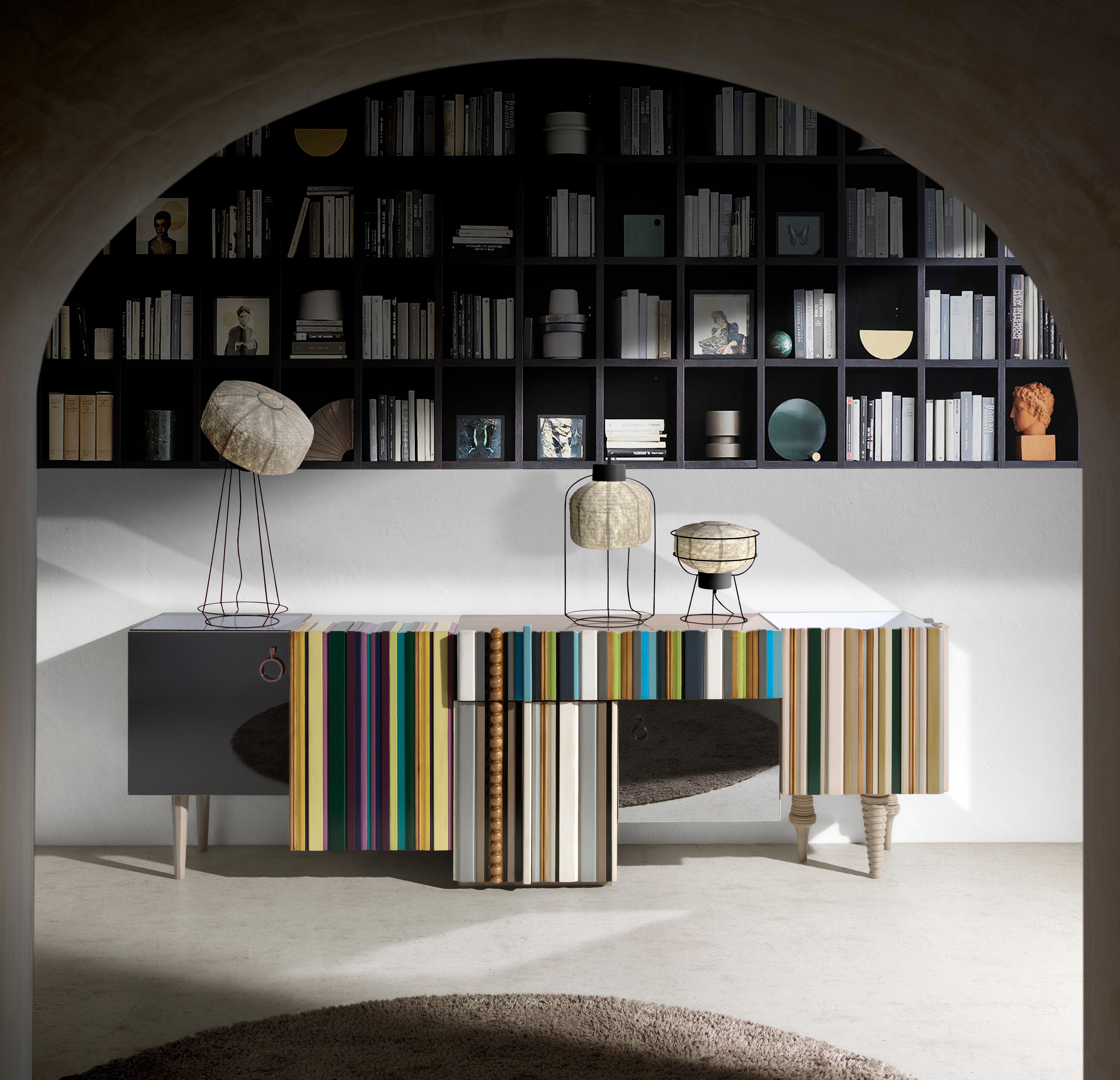 Reina One Anrichte, fünf Türen und eine Schublade, von Lola Glamour
Abmessungen: T 45 x B 250 x H 78 cm
MATERIALIEN: Holz.

In diesem ganz besonderen Stück vereinen wir das Beste aus unseren gefeierten Serien Reina und One.
Entdecken Sie die Eleganz