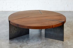 Mesa de centro redonda Reina de madera de nogal con acero by Autonomous Furniture