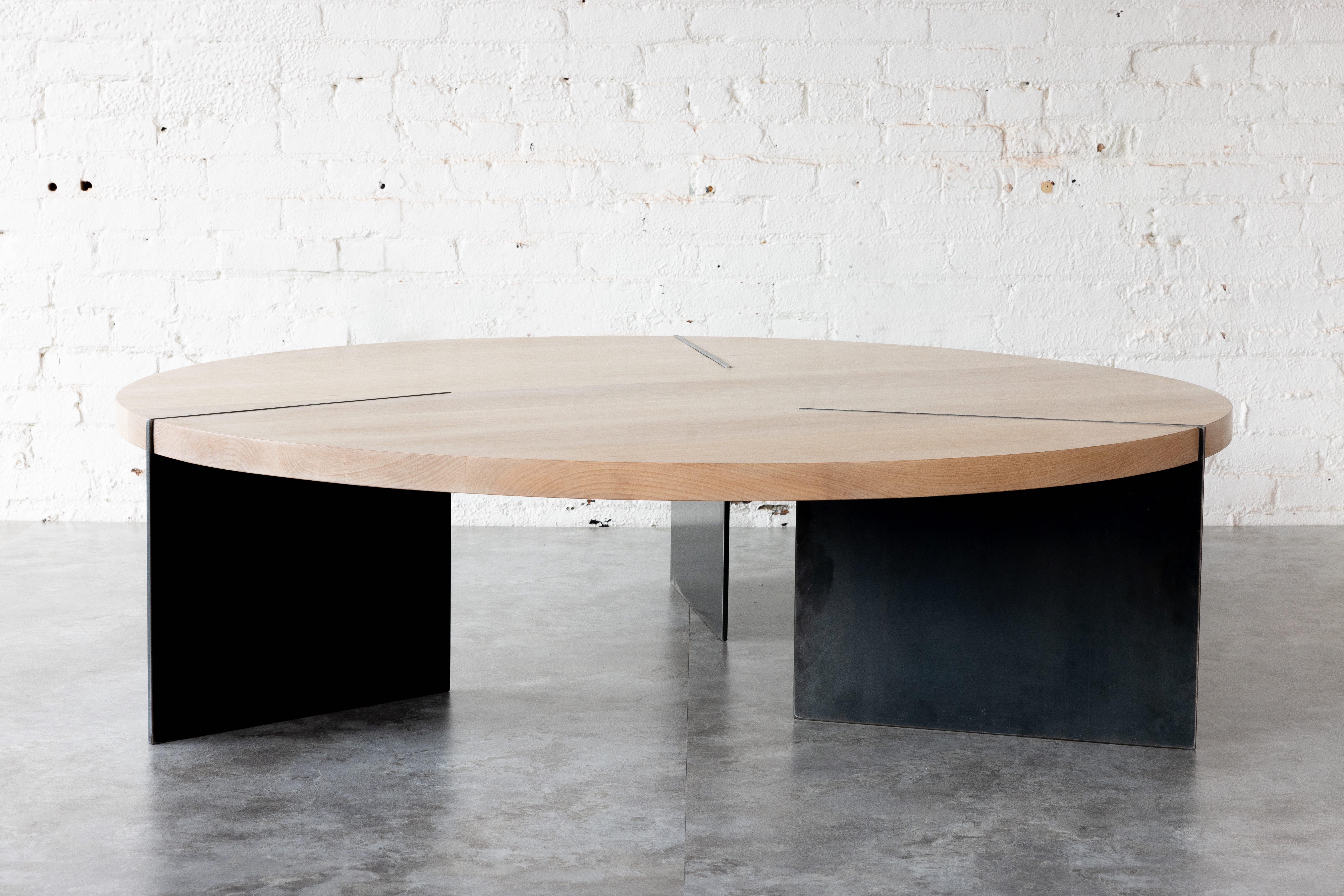 XXIe siècle et contemporain Table basse ronde en bois de noyer et acier Reina par Autonomous Furniture en vente
