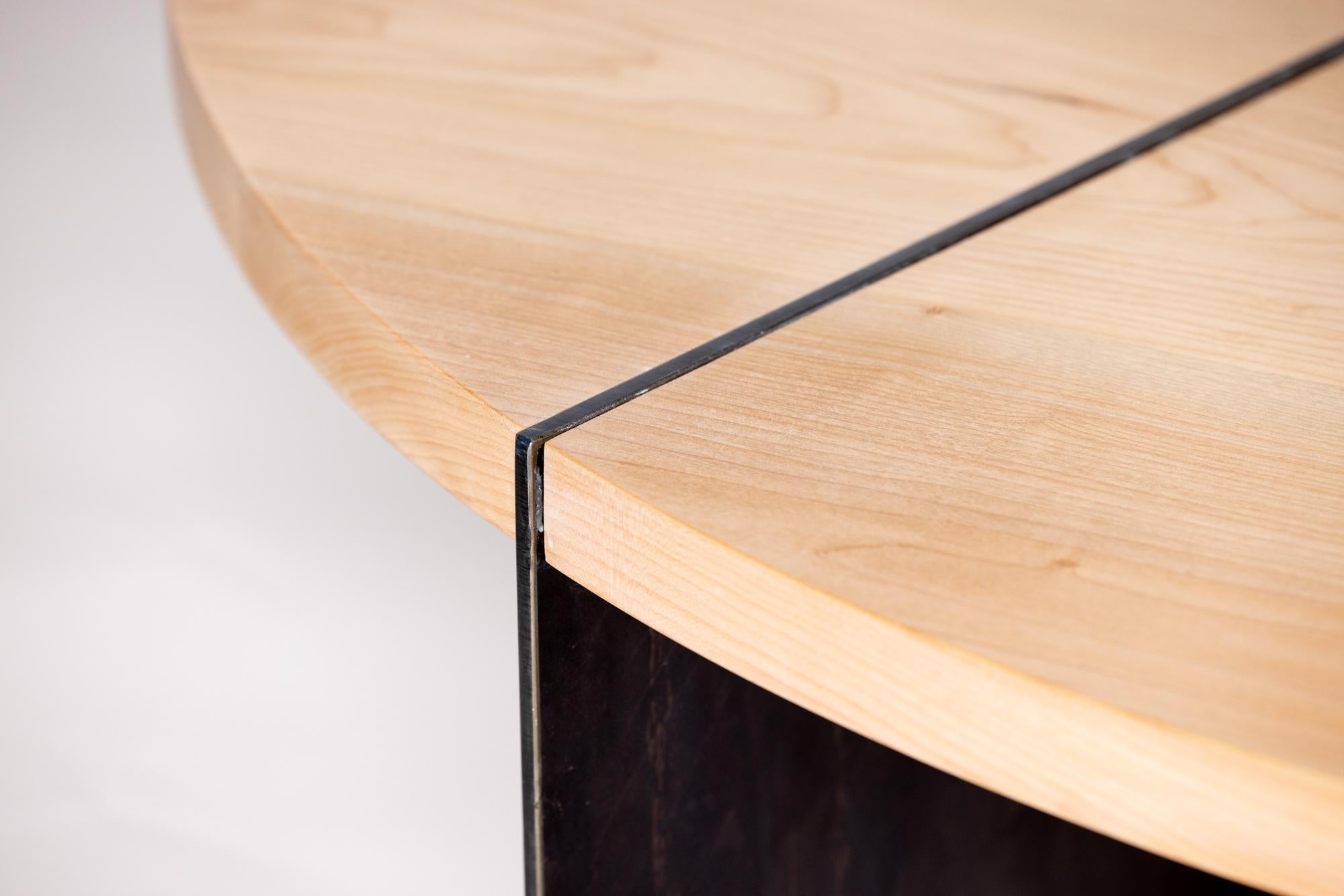 Métal Table basse ronde en bois de noyer et acier Reina par Autonomous Furniture en vente