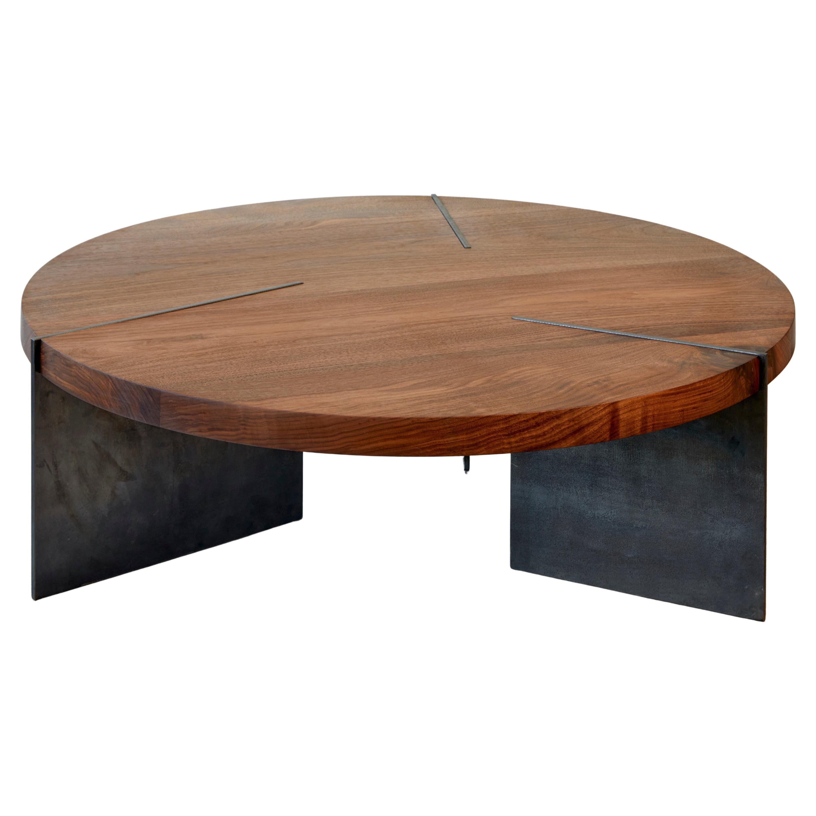 Table basse ronde en bois de noyer et acier Reina par Autonomous Furniture en vente