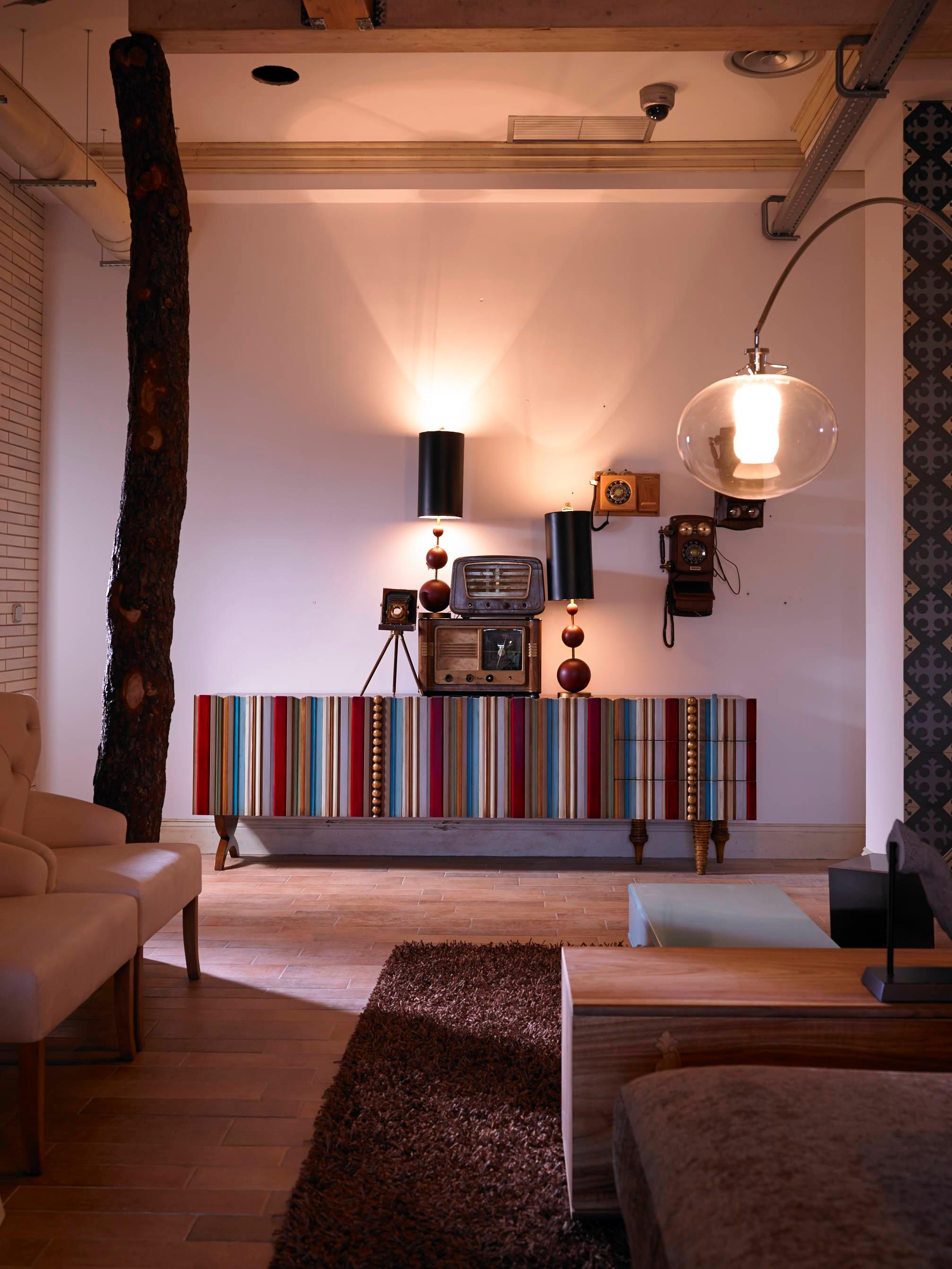 Reina Anrichte 240 von Lola Glamour
Abmessungen: T 45 x B 240 x H 78 cm
MATERIALIEN: Holz.

Fernsehtisch, bestehend aus vier Türen und 3 Schubladen auf der linken Seite. Wie die gesamte Reina-Serie fängt sie den Geist von Lola Glamour mit der
