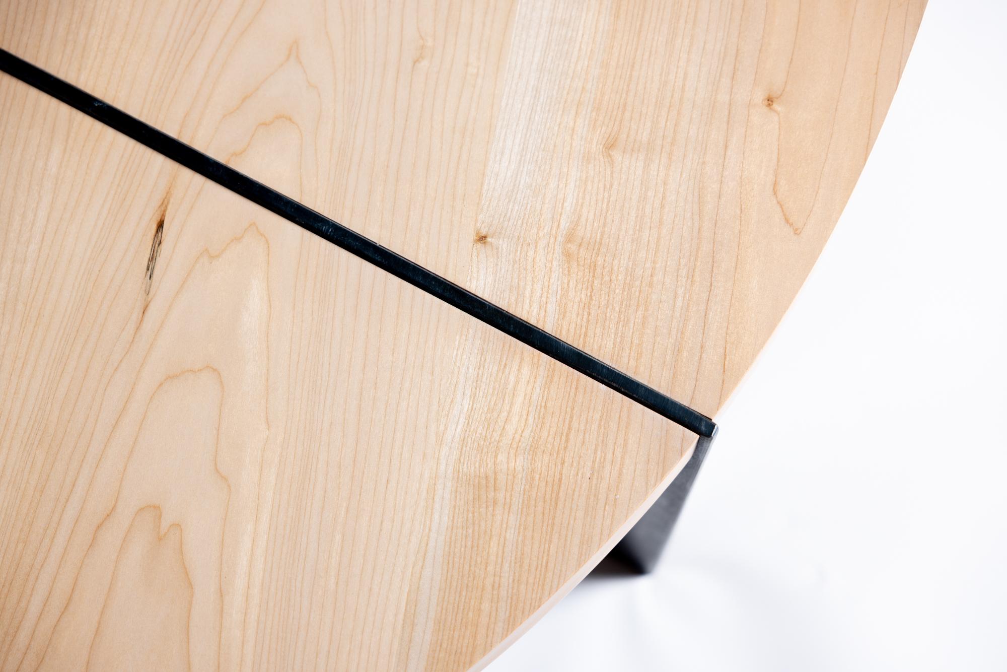 Table basse ronde Reina en bois d'érable et acier par Autonomous Furniture en vente 2