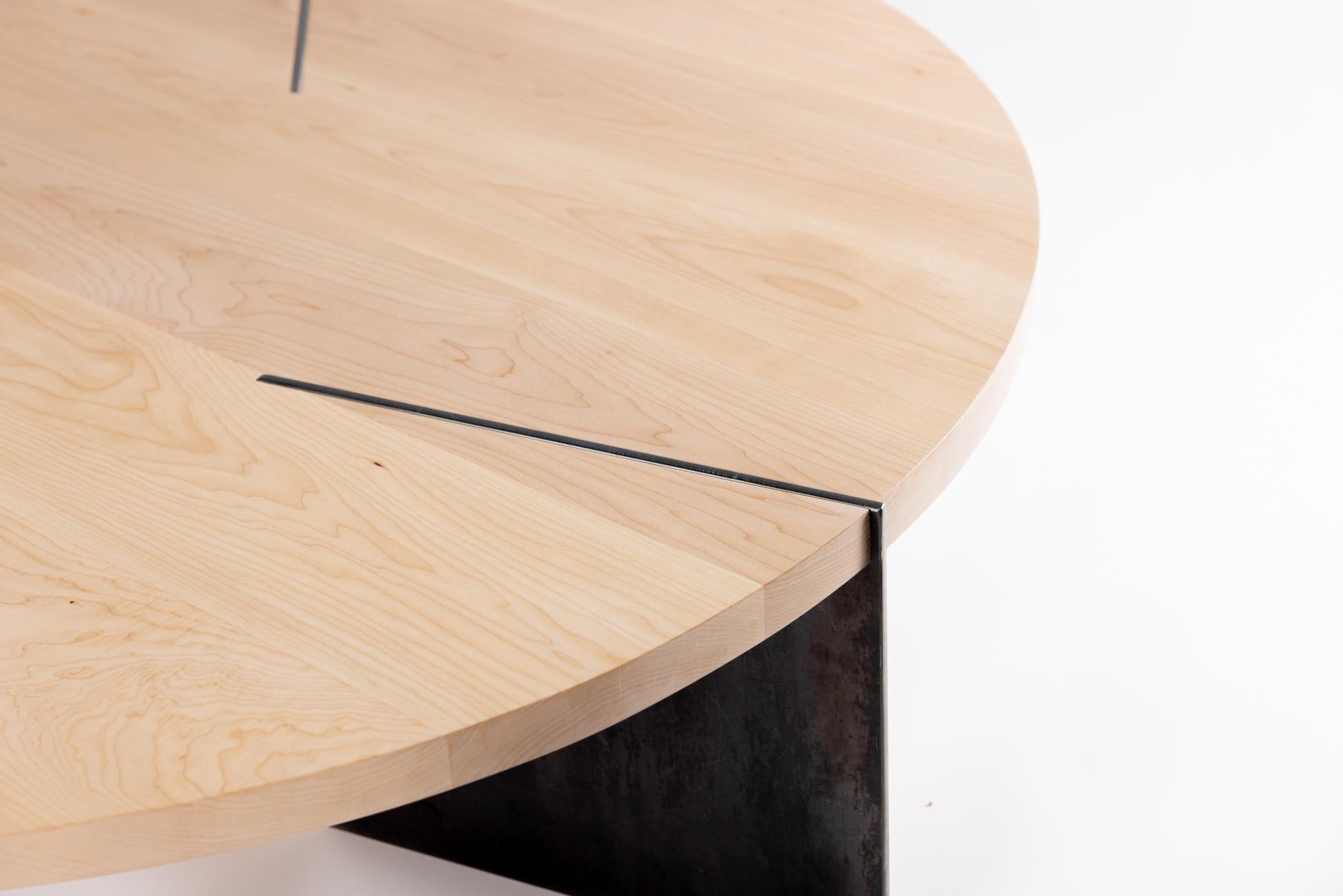 Table basse ronde Reina en bois d'érable et acier par Autonomous Furniture en vente 3